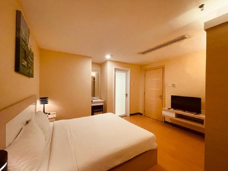 One-Bedroom Apartment - Photo 2
