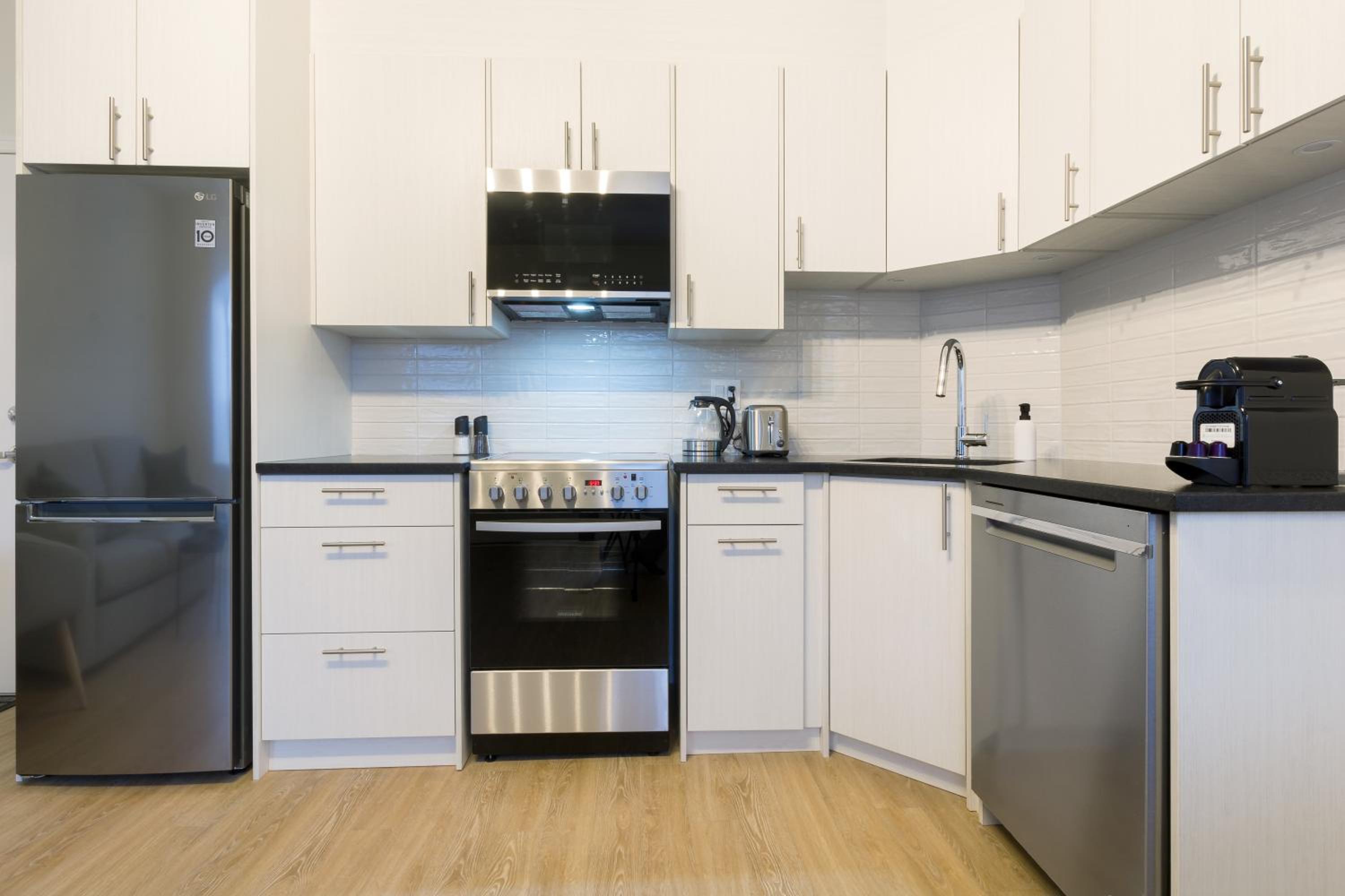 4-405 One-Bedroom Apartment - View to St Joseph Street - Photo 5