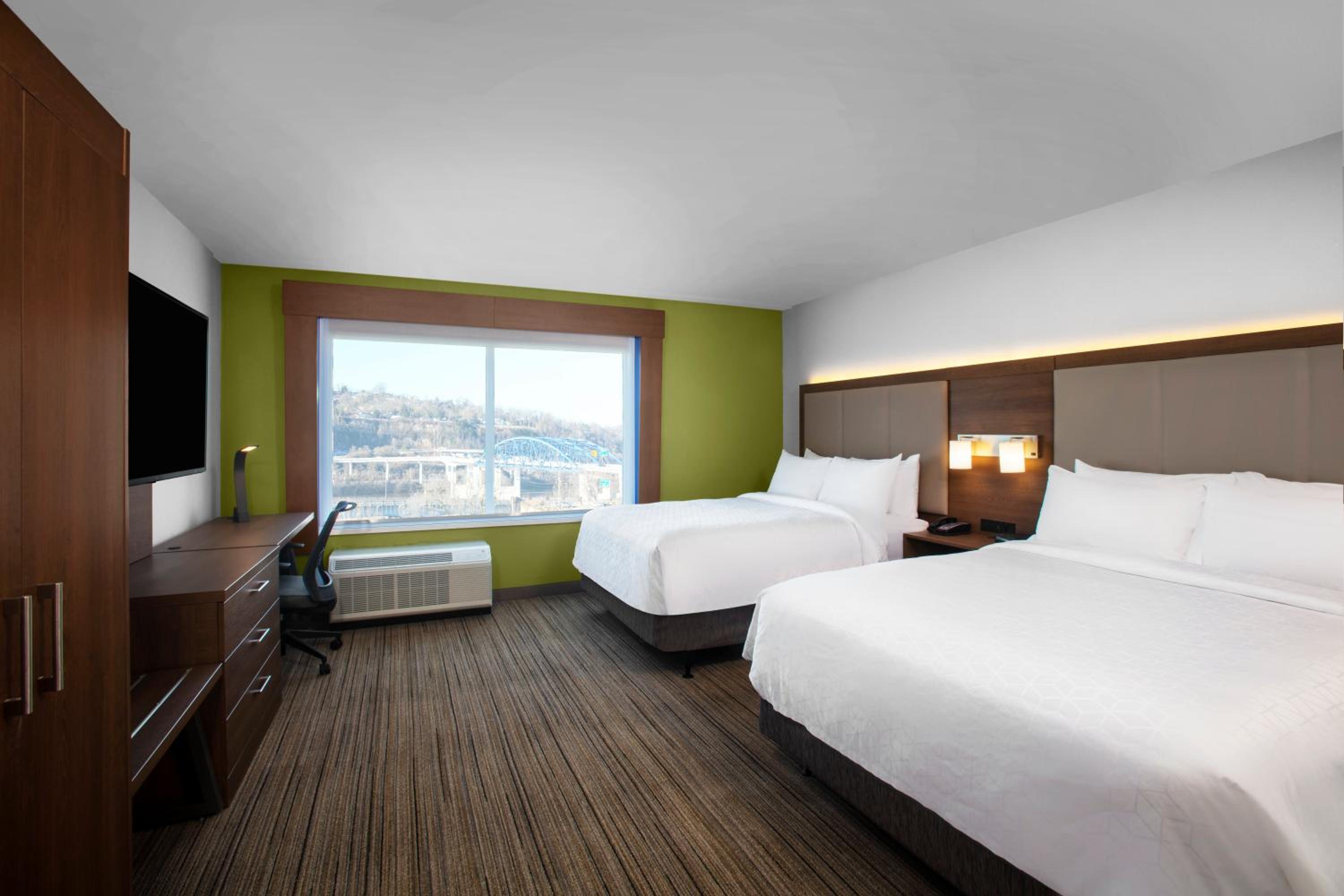 Standard Room with Two Queen Beds - Photo 5