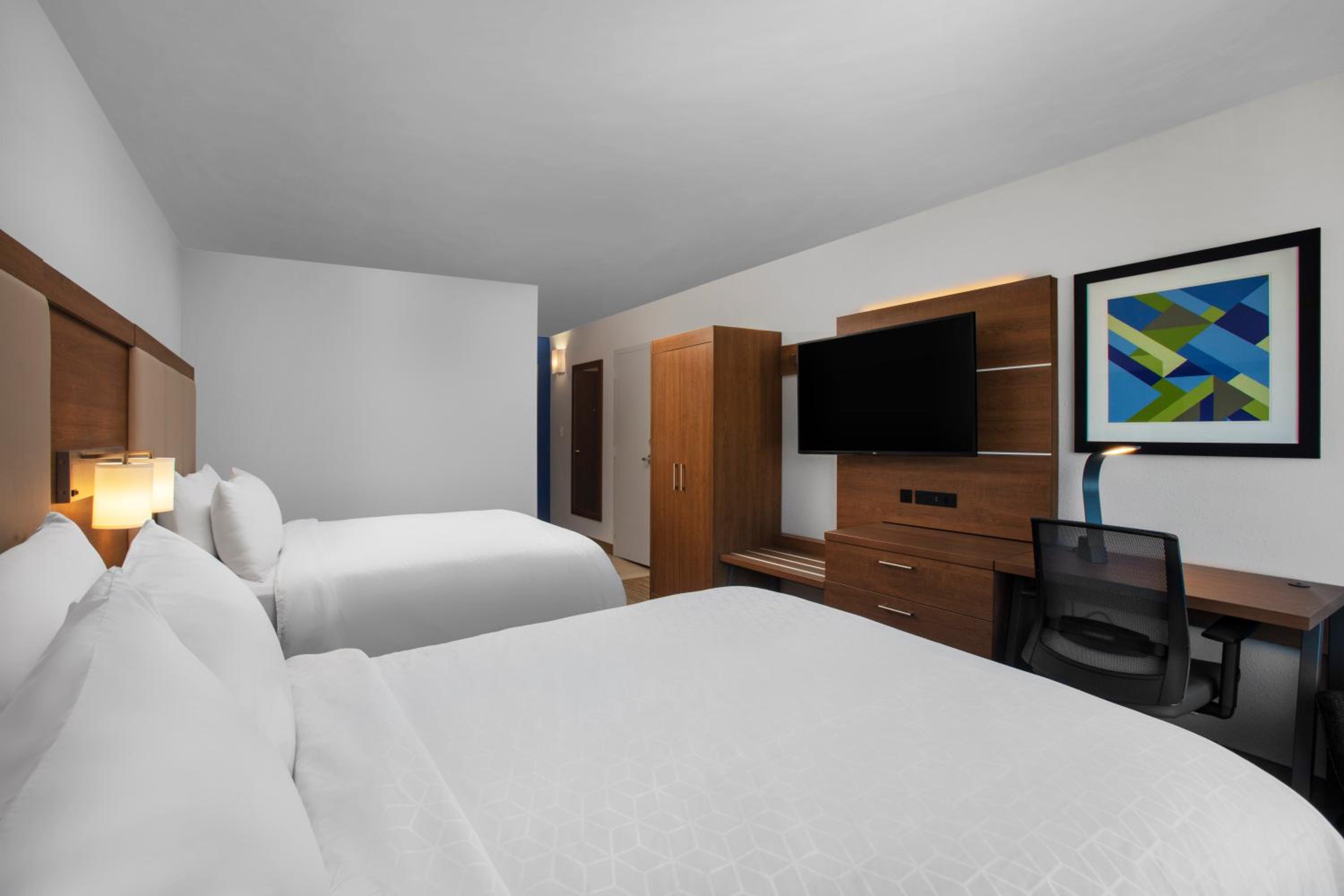 Standard Room with Two Queen Beds - Photo 2