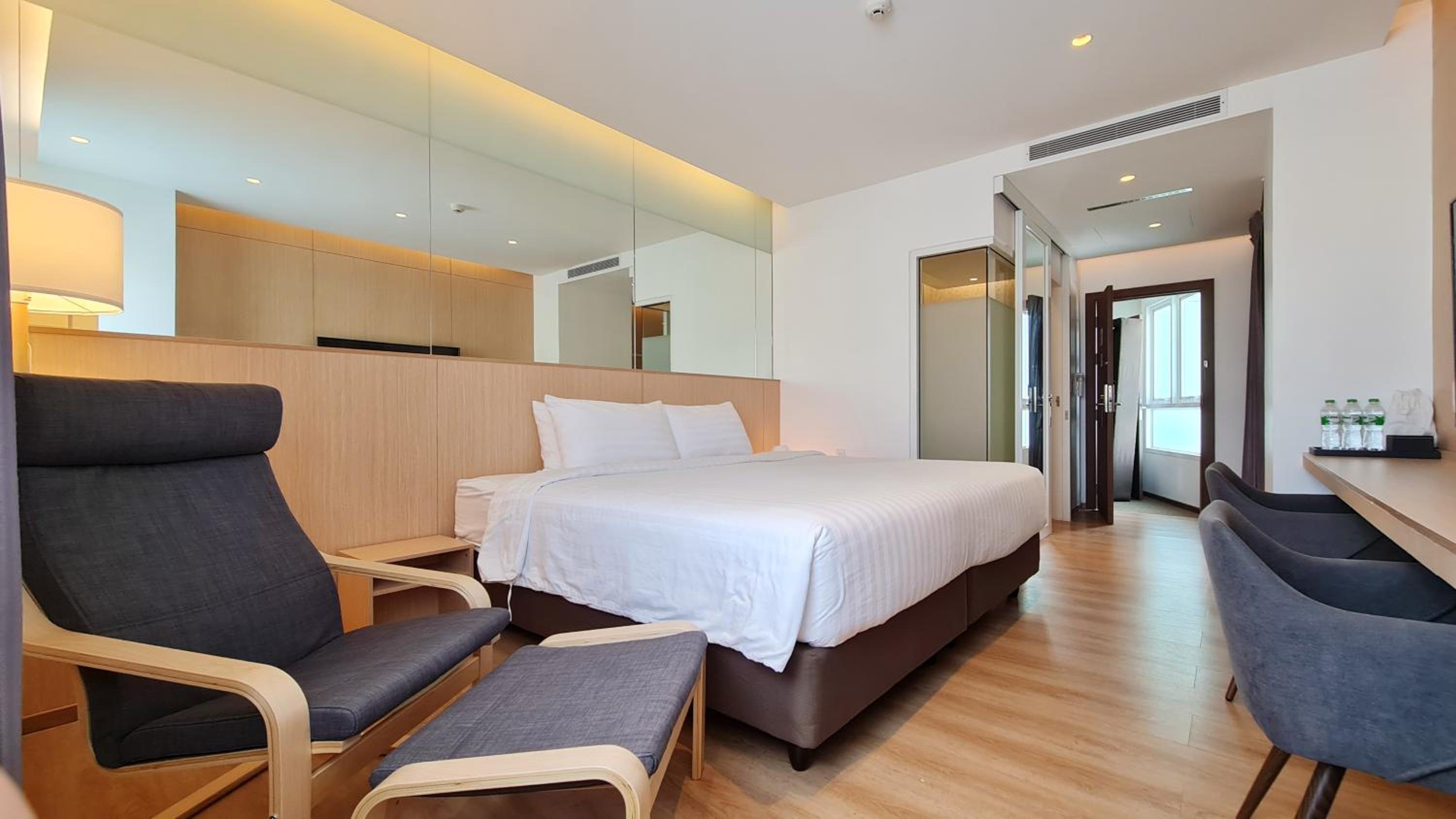 Superior King Suite photo 2