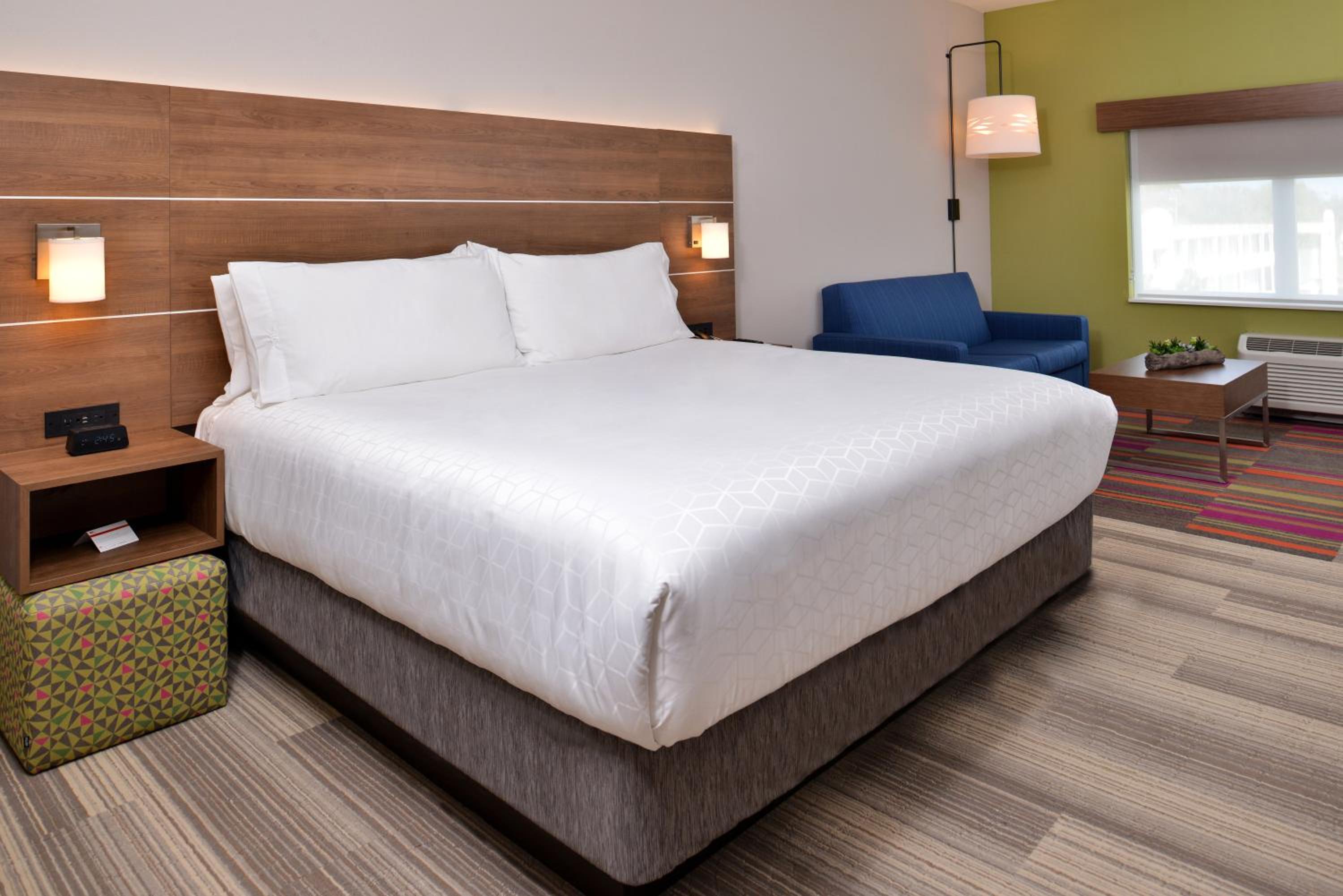 King Suite with Sofa Bed - Non-Smoking - Photo 3