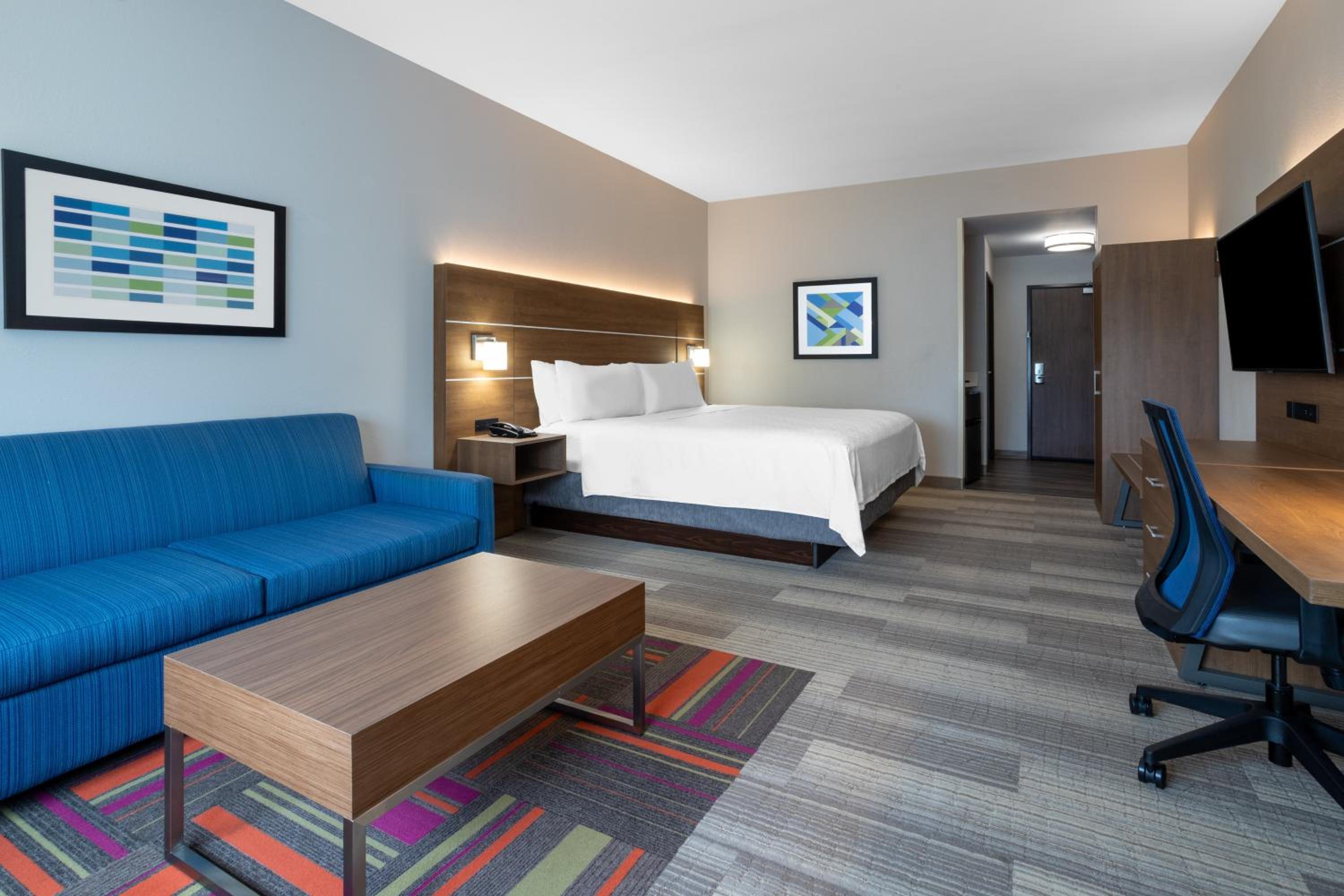 King Suite with Sofa Bed - Non-Smoking - Photo 4