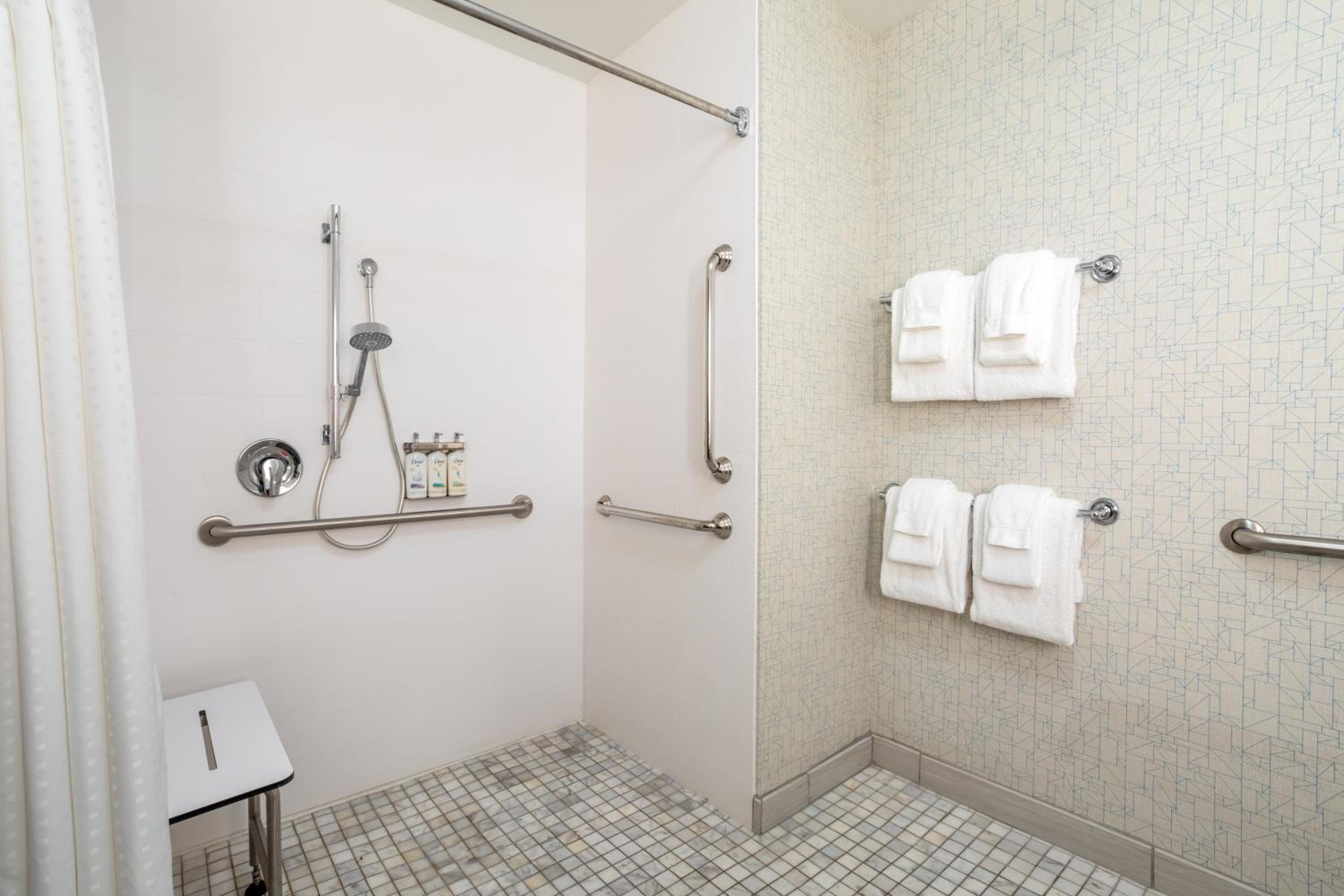 Standard King Room with Roll-In Shower - Communications Access - Photo 3
