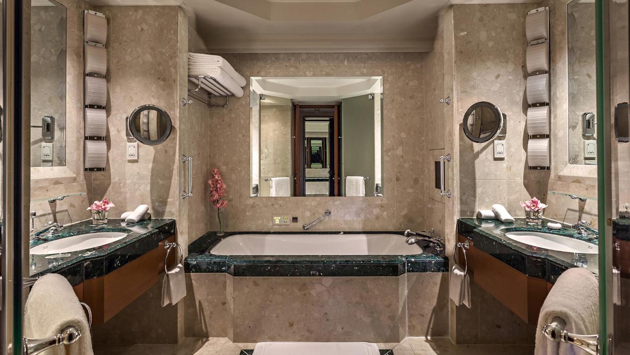Deluxe King Room - Photo 4