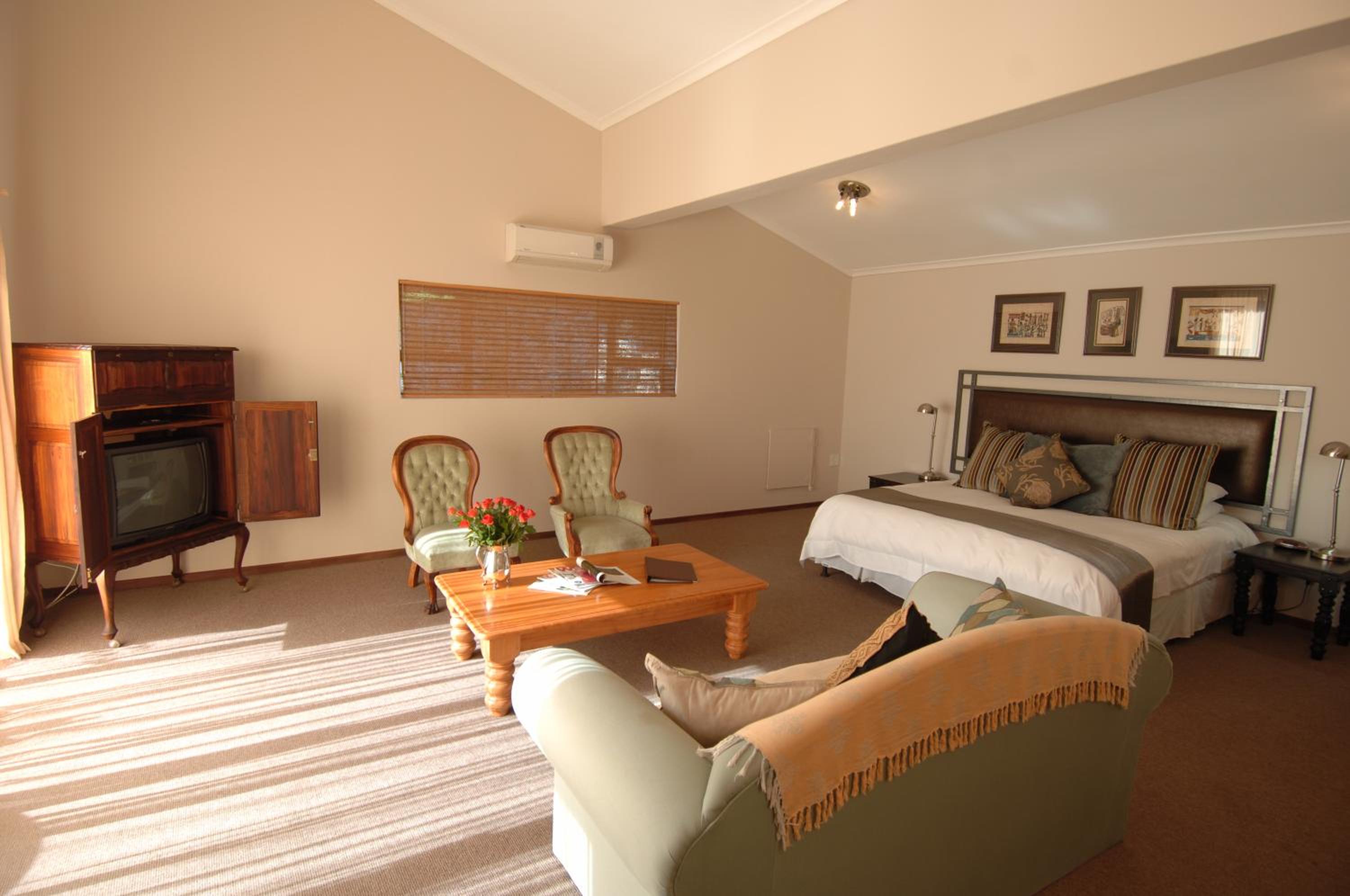 Luxury Room - Pool View (Second Floor) photo 1