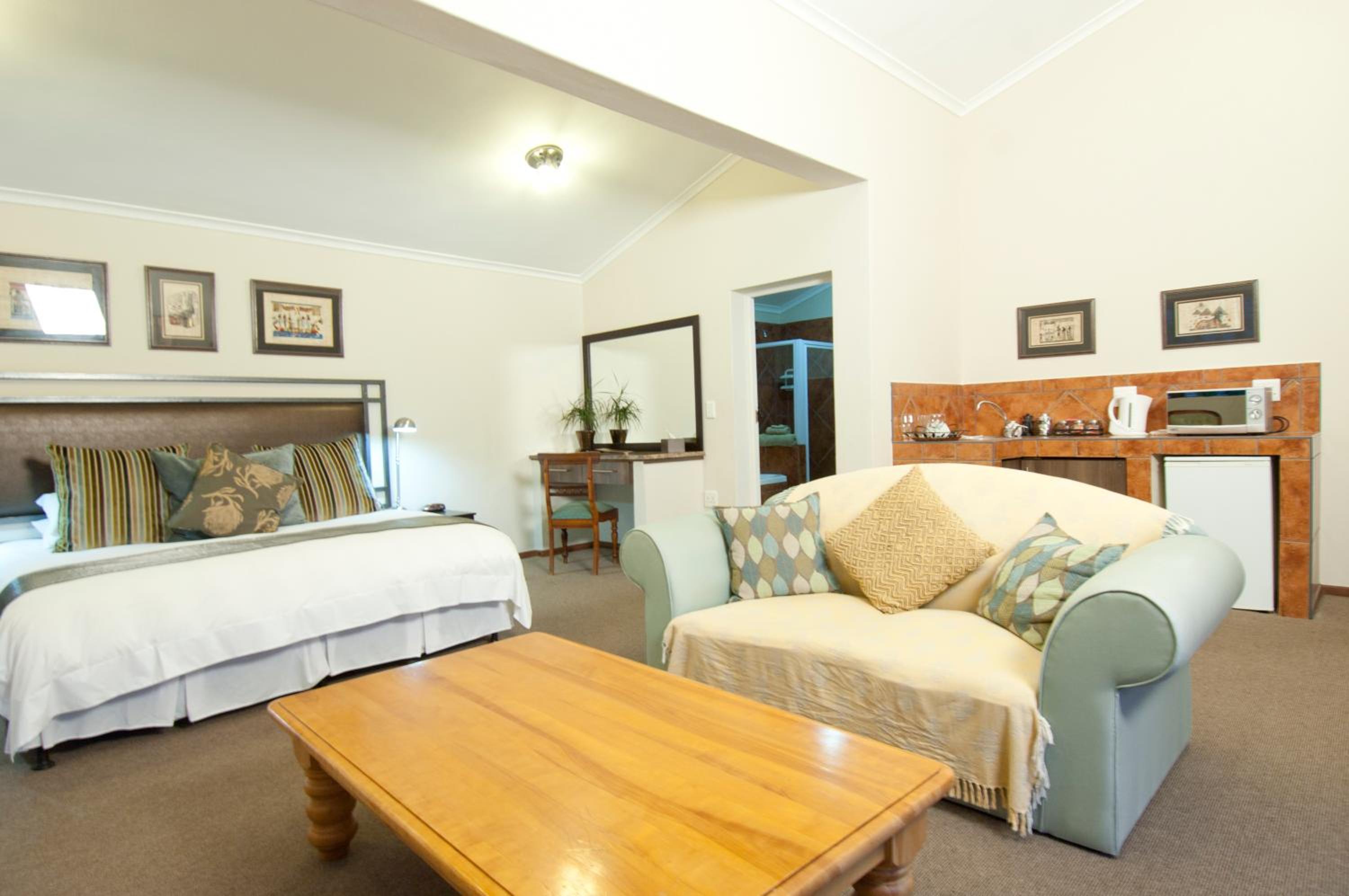 Luxury Room - Pool View (Second Floor) photo 2