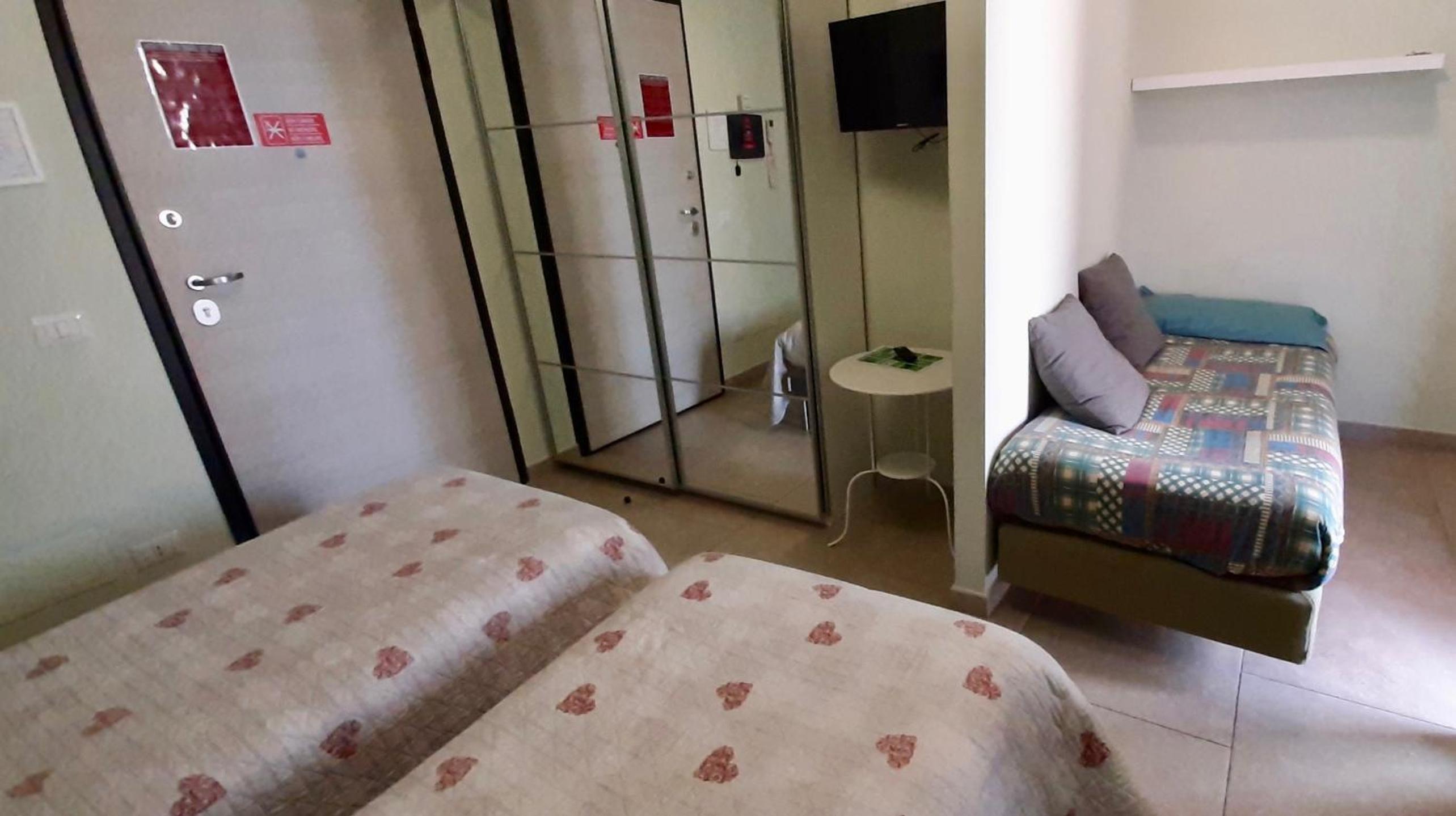 Twin Room with Extra Bed photo 3