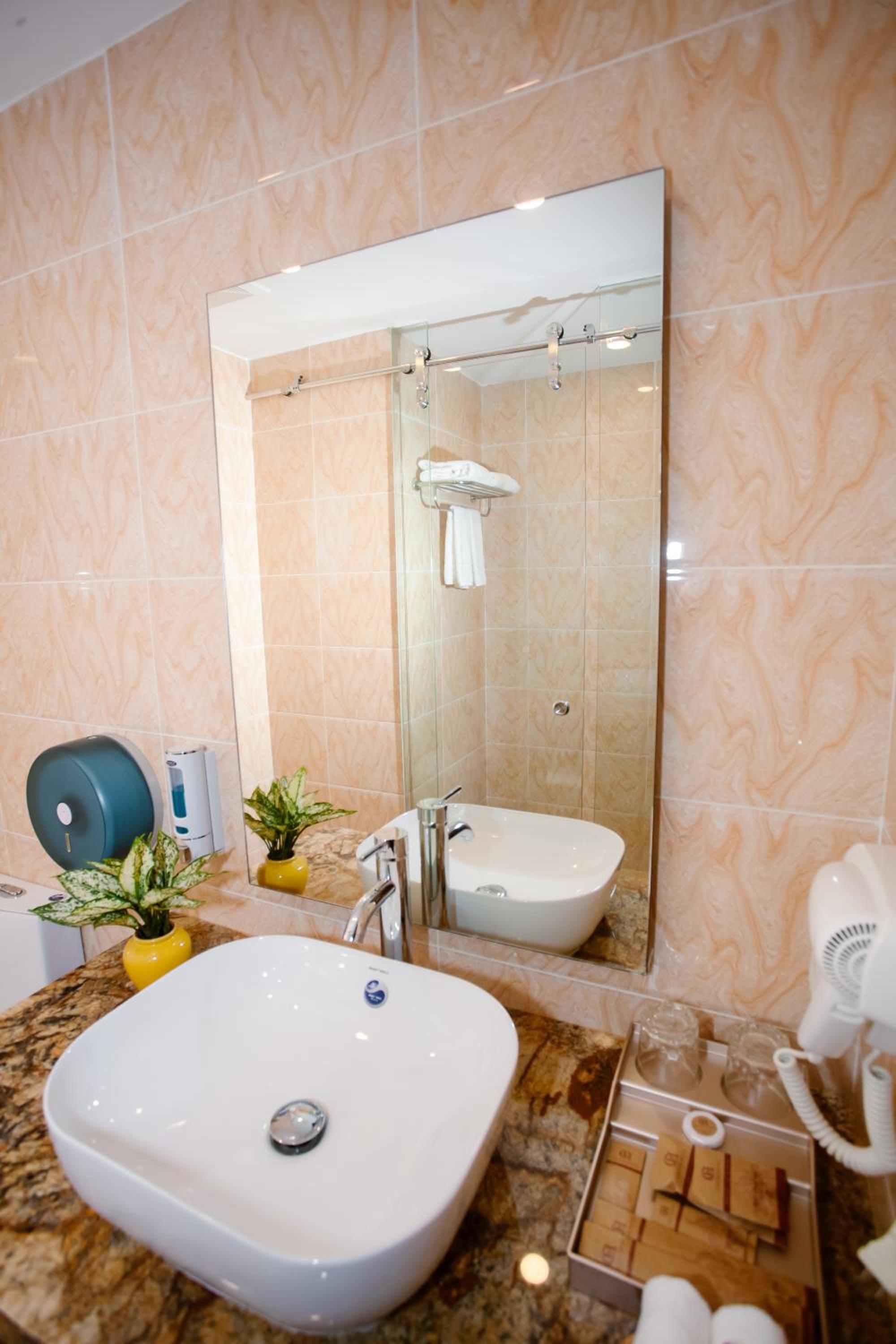 Twin Room with Balcony - Photo 8