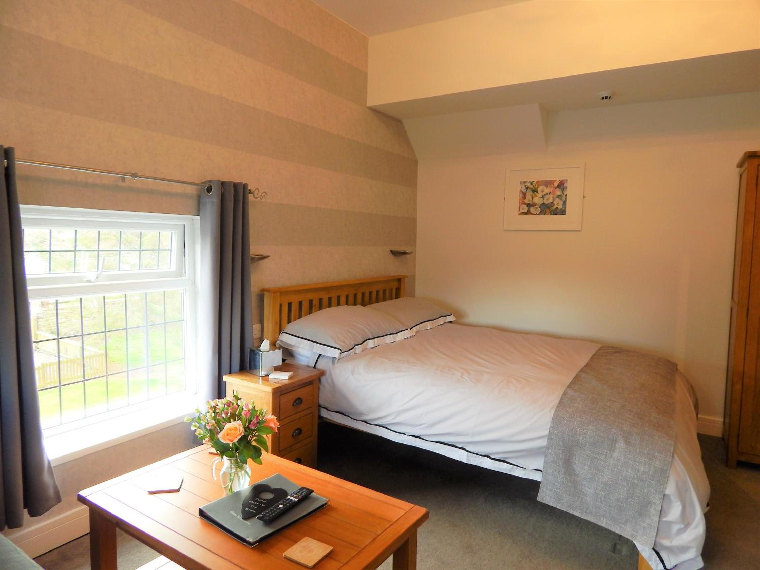 Deluxe King Room - Photo 7