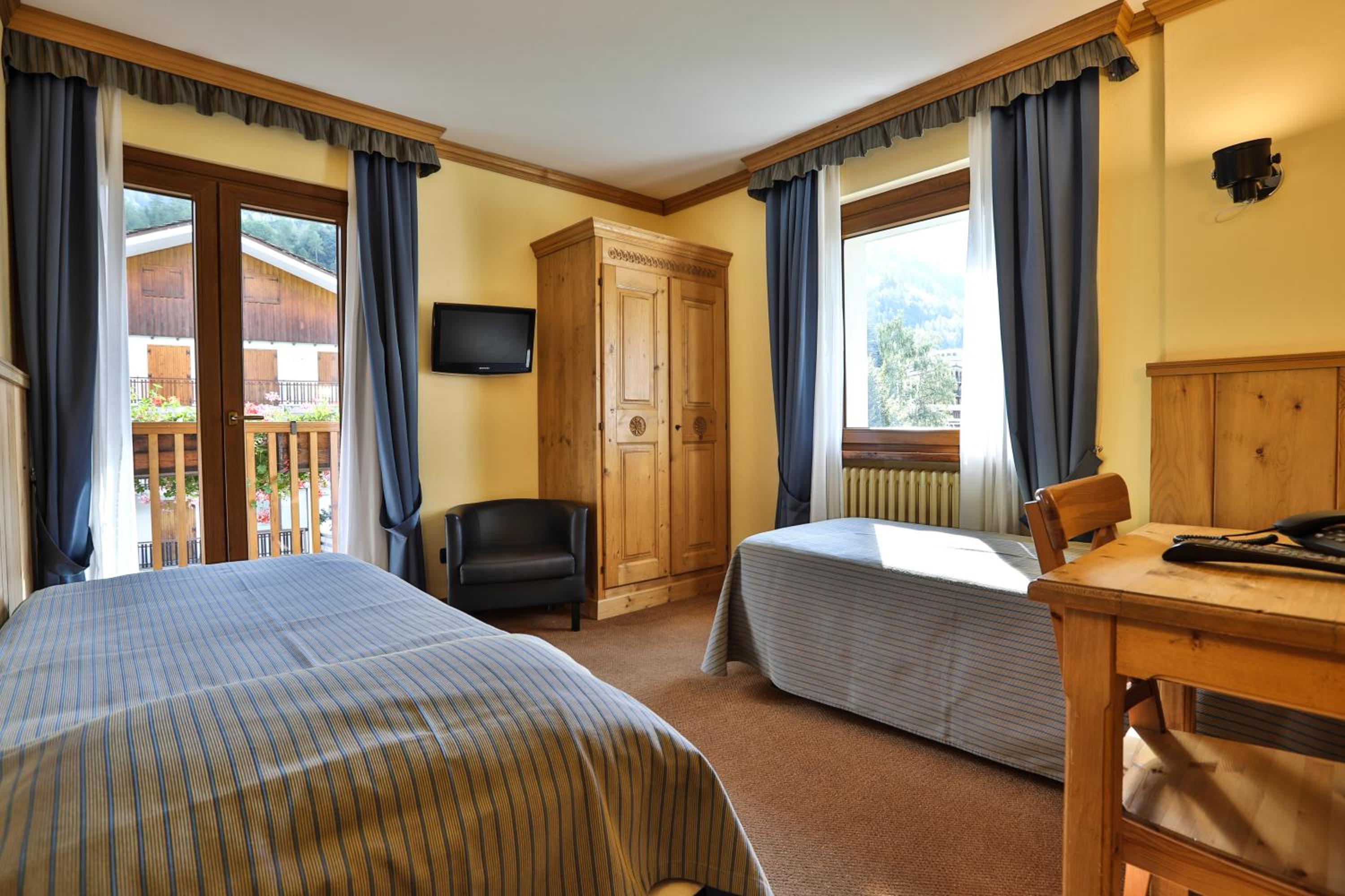 Classic Double or Twin Room with Balcony photo 2