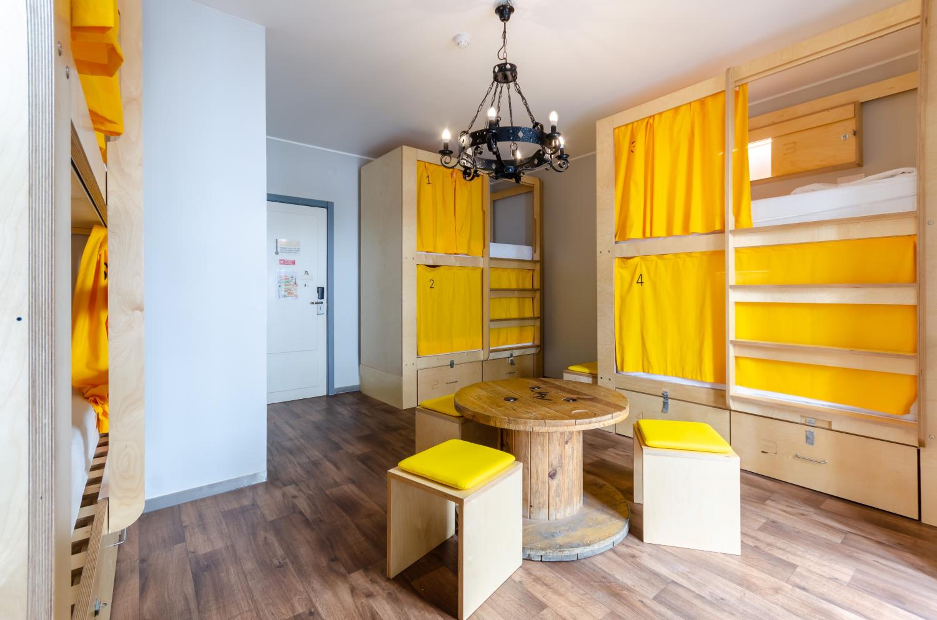 Bunk Bed in 6-Bed Mixed Dormitory Room with Private Bathroom photo 3