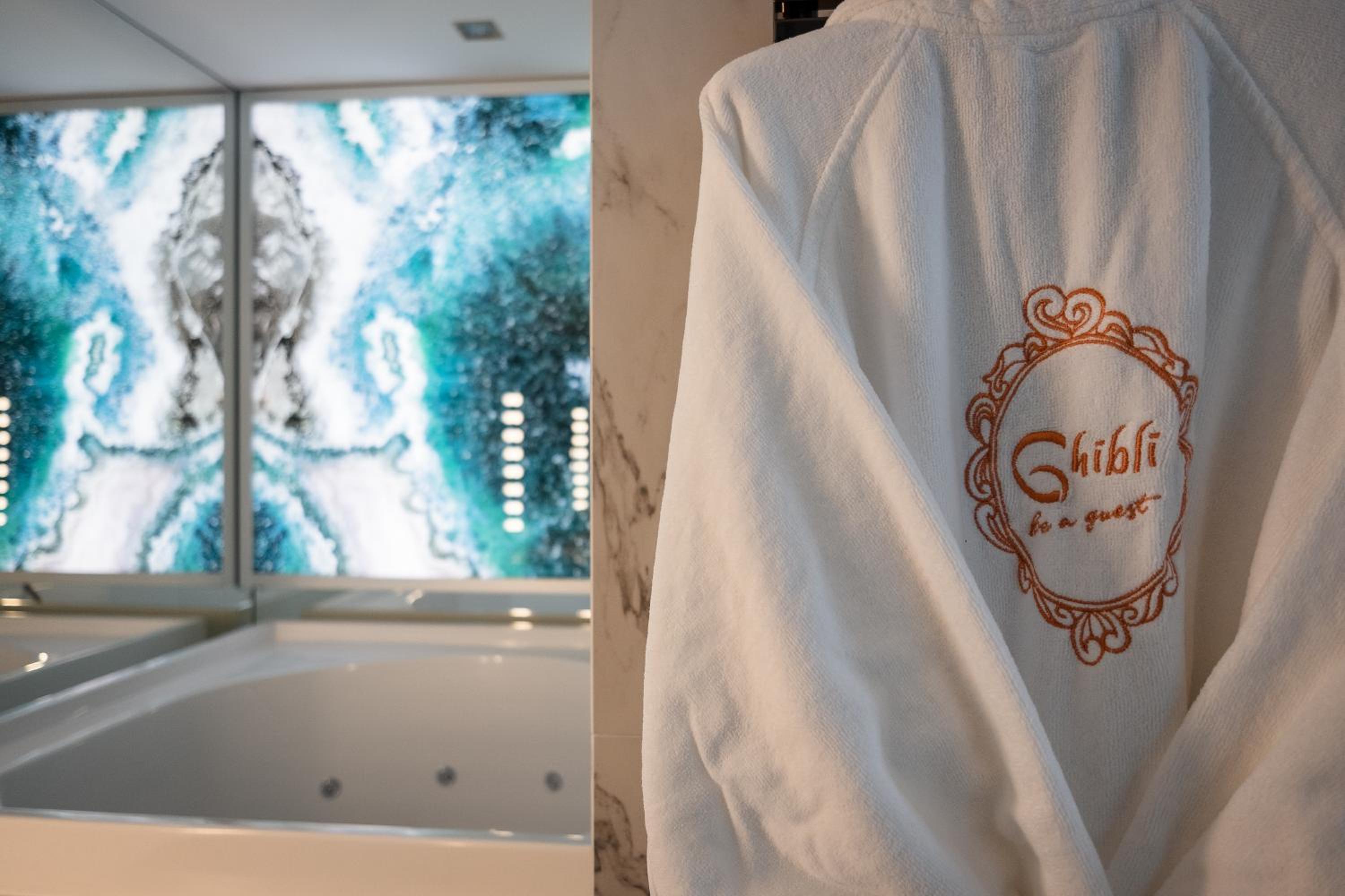 Suite with Hot Tub photo 3