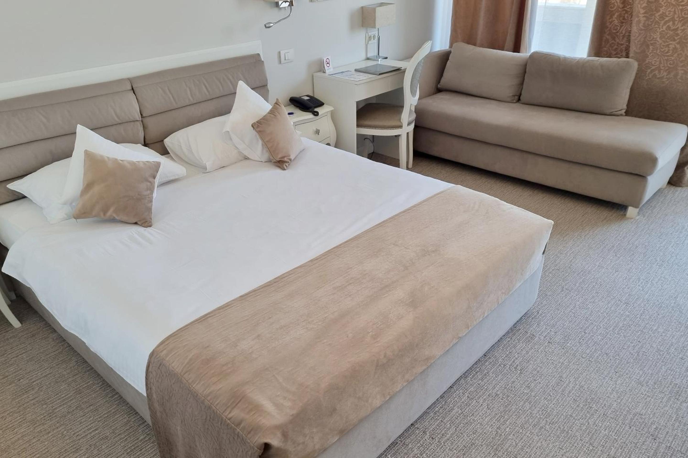 Deluxe Double Room with Sofa - Photo 5