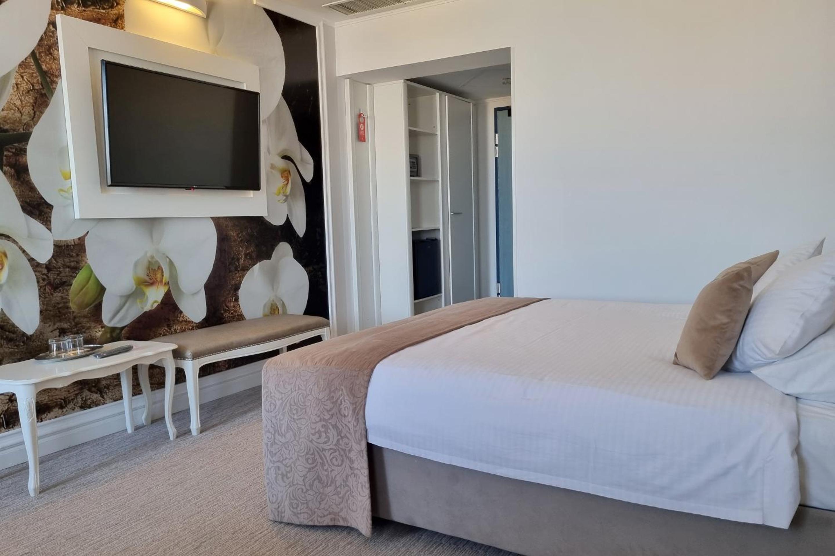Deluxe Double Room with Sofa - Photo 4