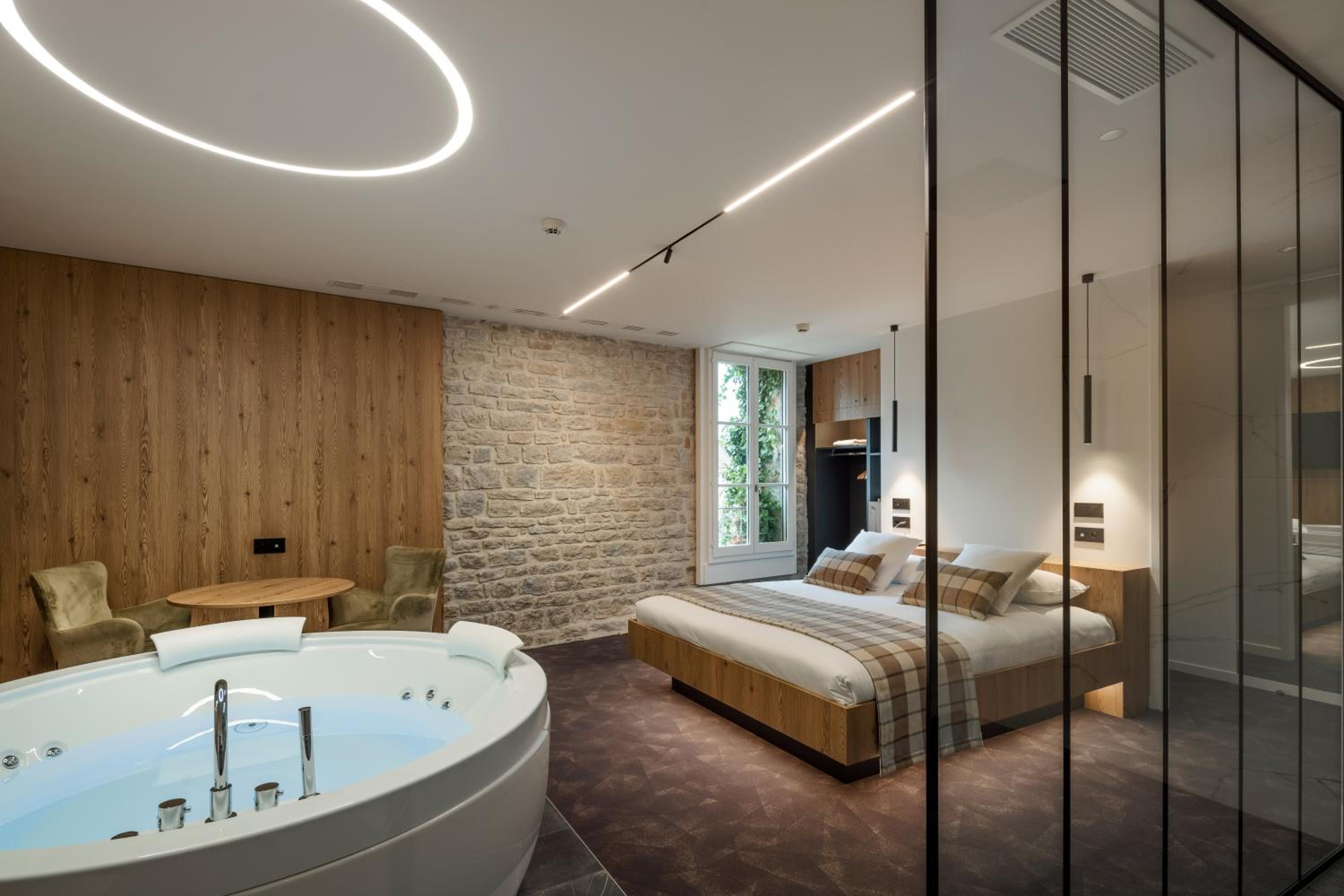 Deluxe Double Room with Bath photo 3