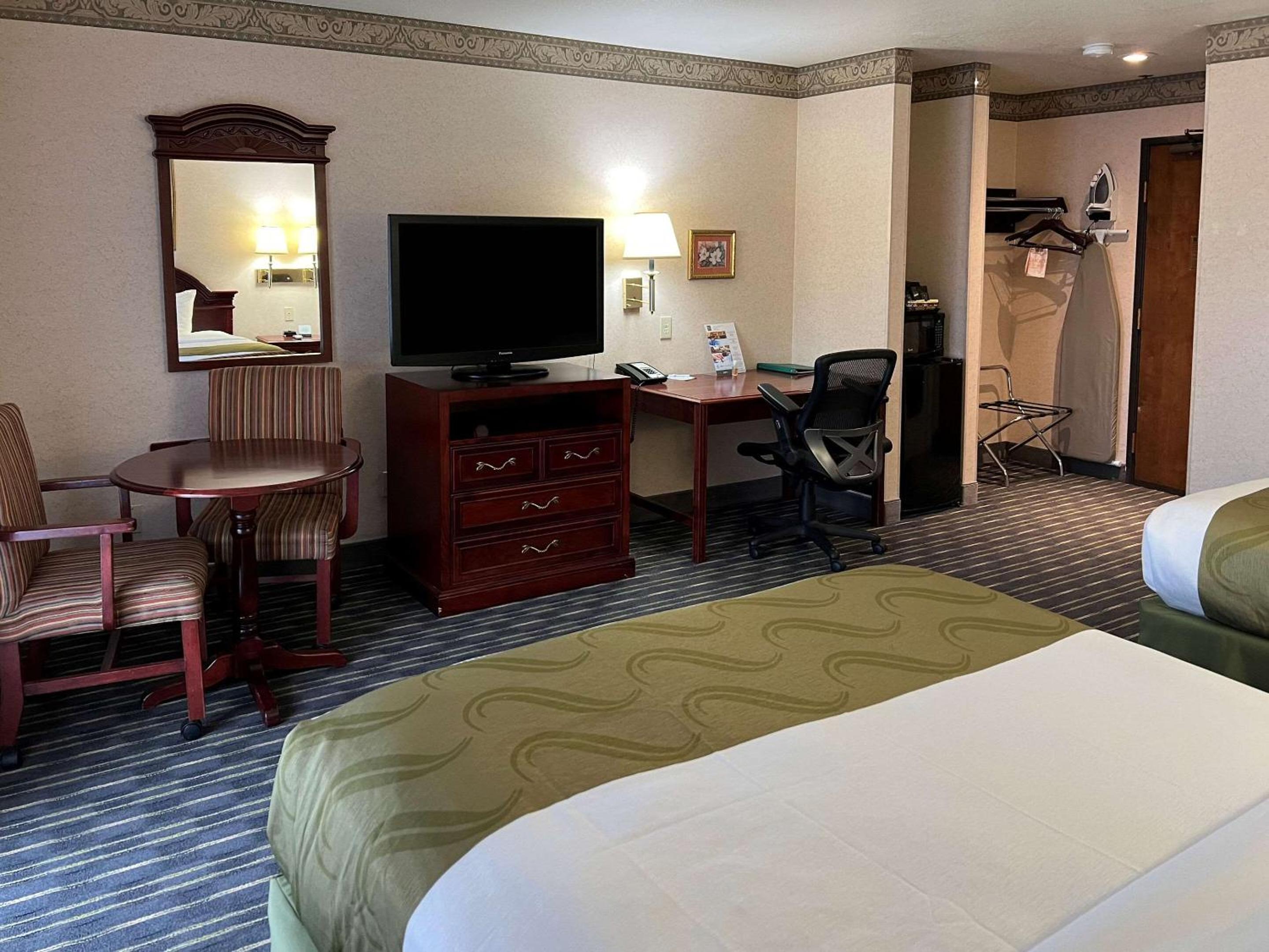 Queen Room With Two Queen Beds - Non-Smoking photo 2