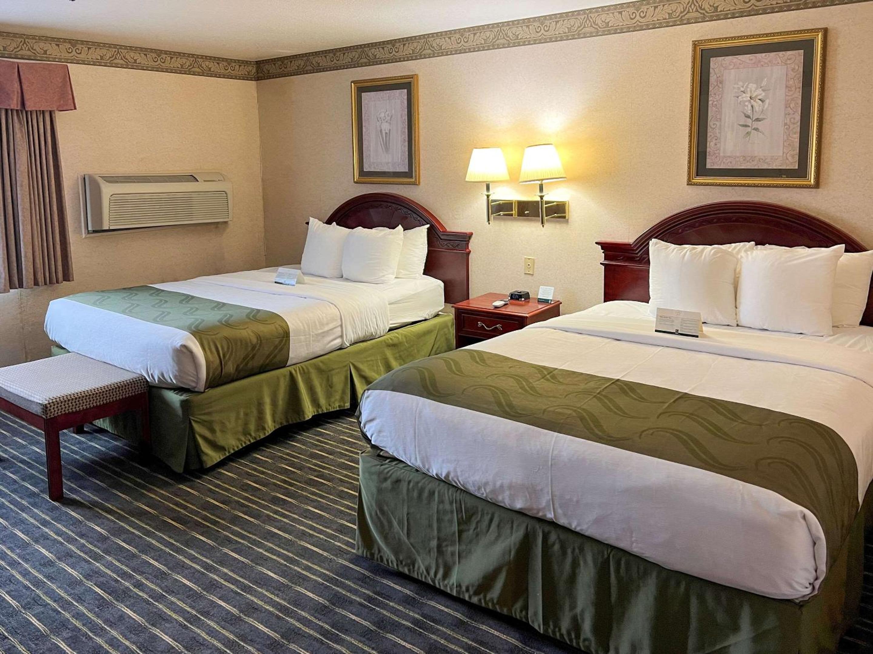 Queen Room With Two Queen Beds - Non-Smoking photo 3