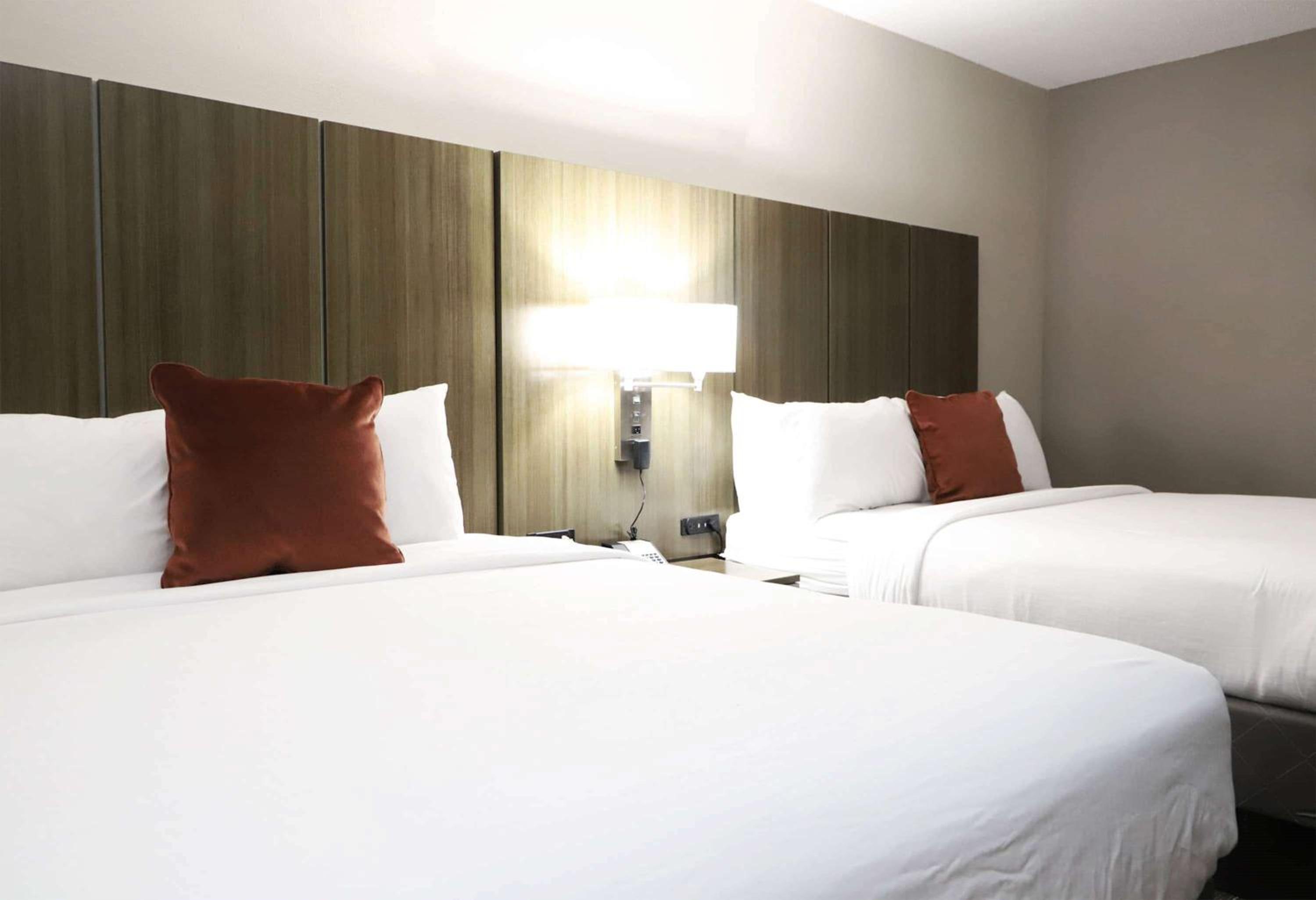 Queen Room with Two Queen Beds - Mobility Access/Non-Smoking - Photo 1