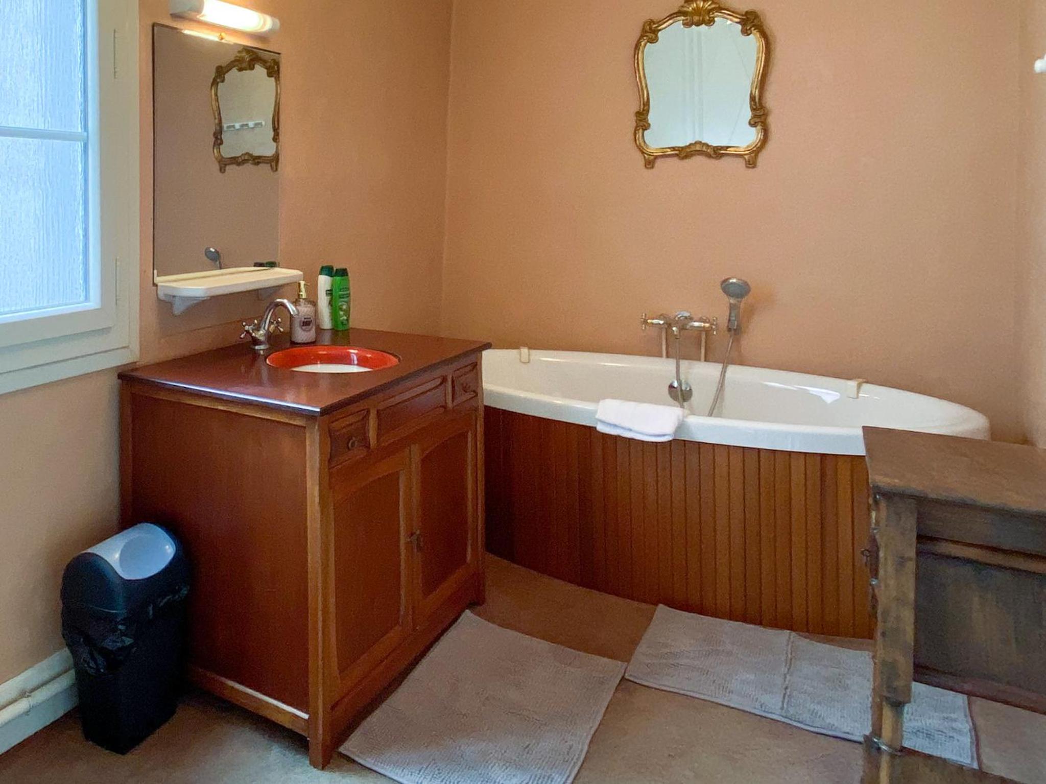 Deluxe Queen Room - Photo 4