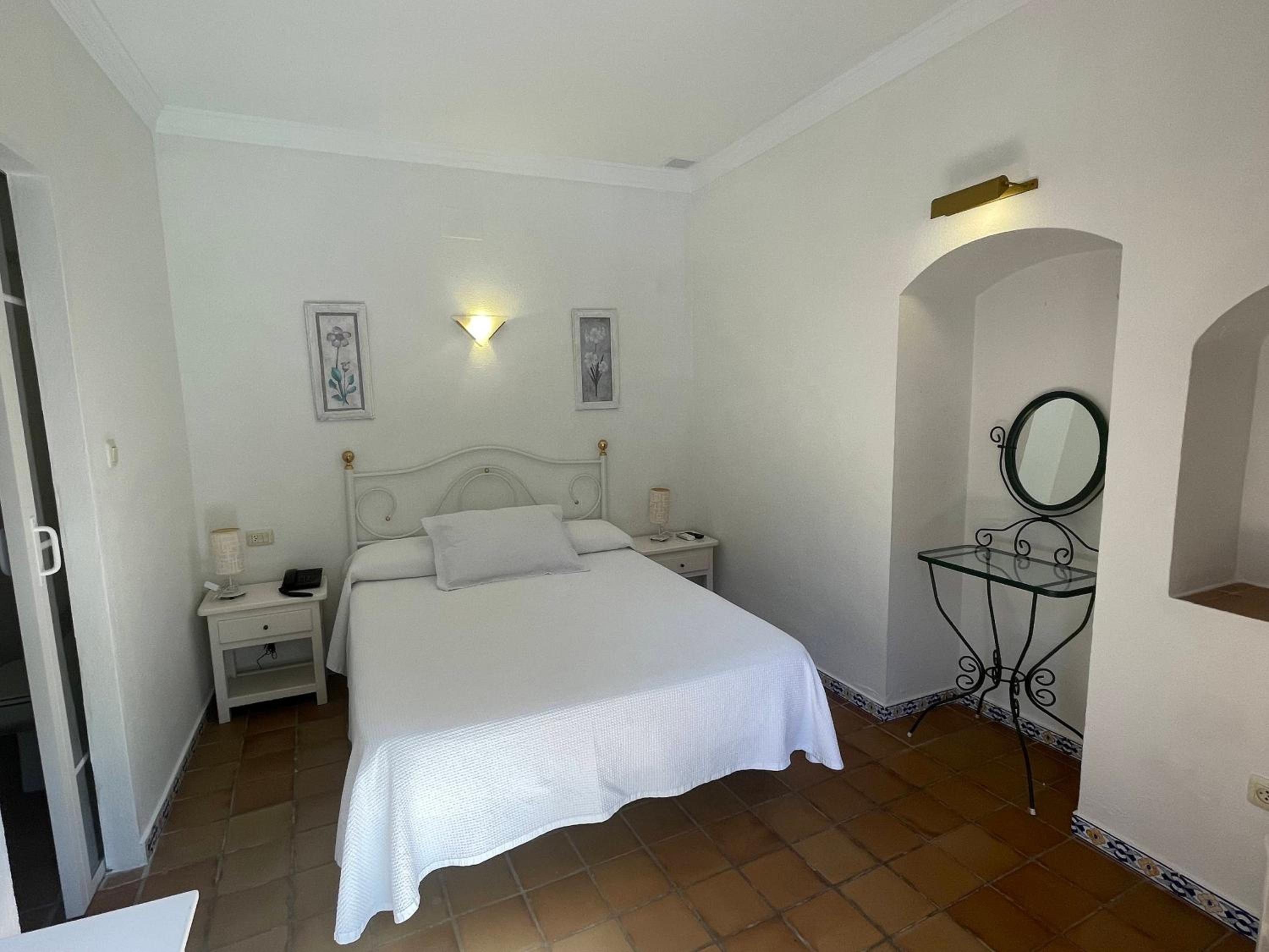 Double or Twin Room with Garden View - Photo 7