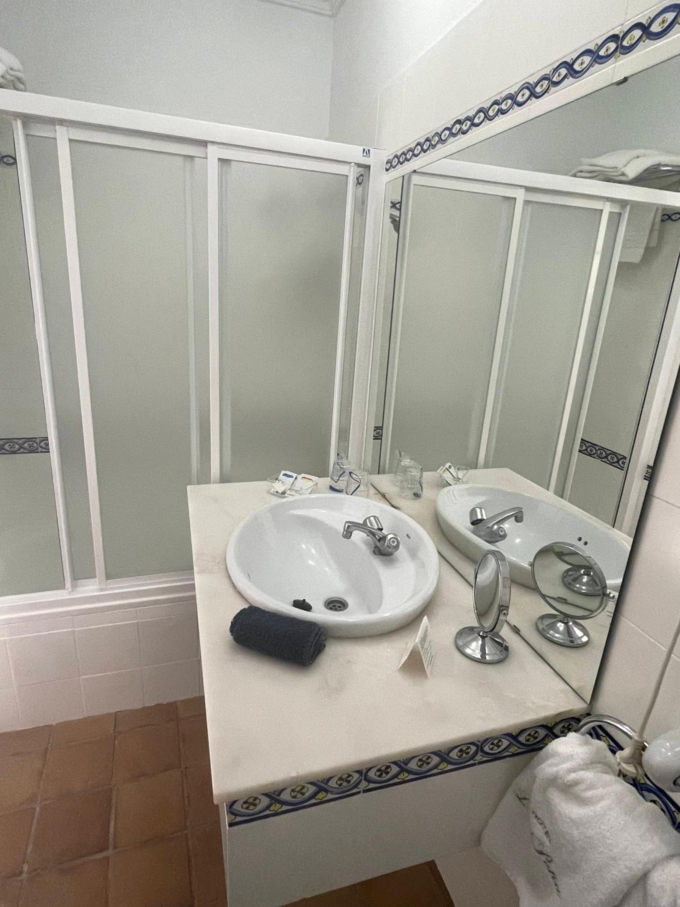 Double or Twin Room with Garden View - Photo 4