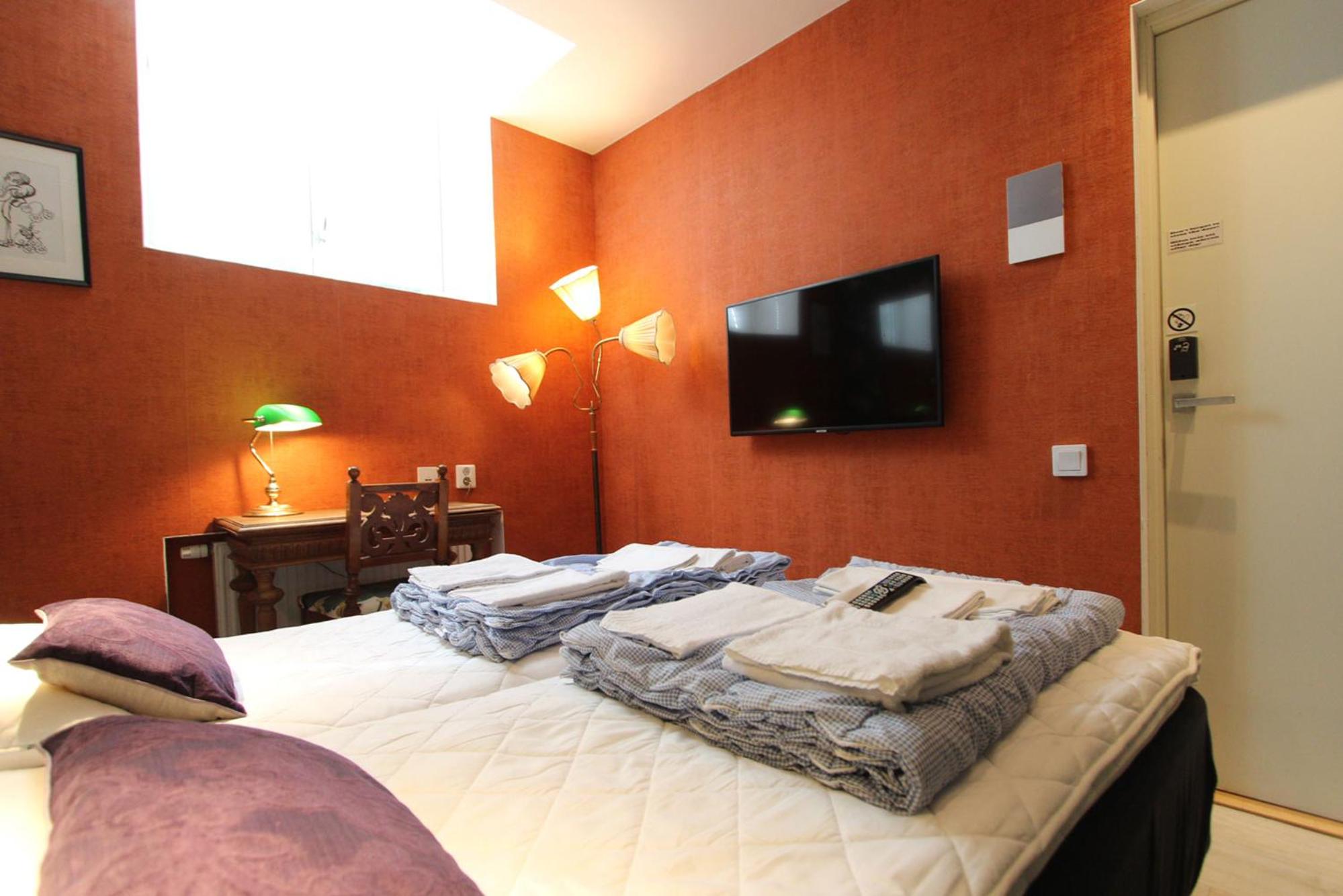 Twin Room with Shared Bathroom - Photo 1