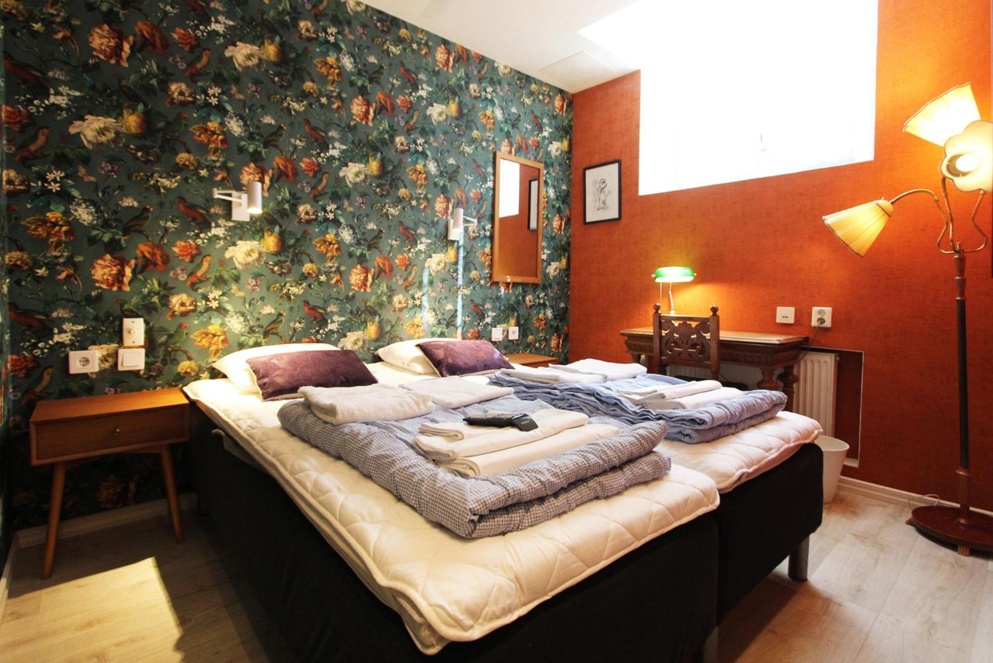 Twin Room with Shared Bathroom - Photo 3