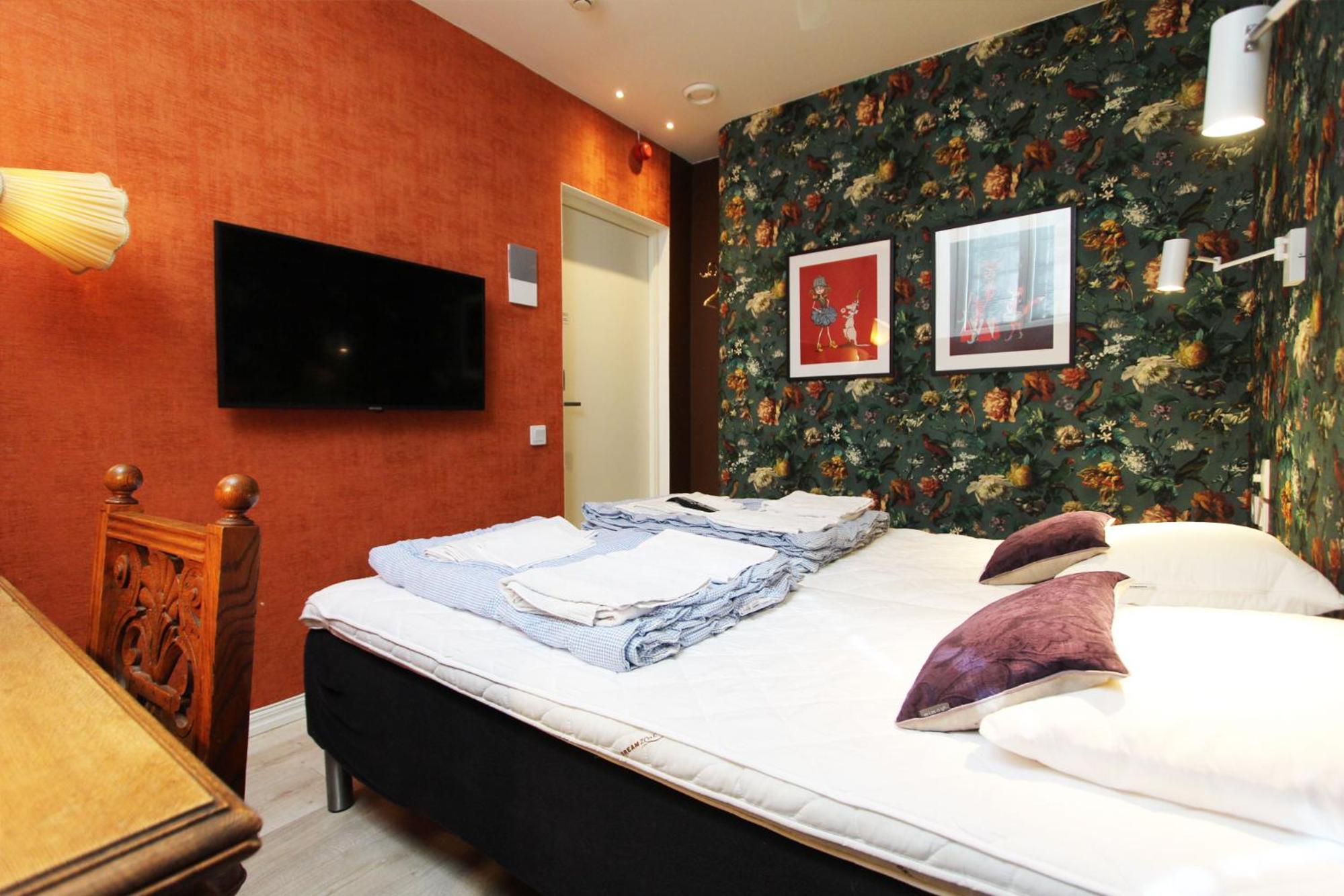 Twin Room with Shared Bathroom - Photo 4