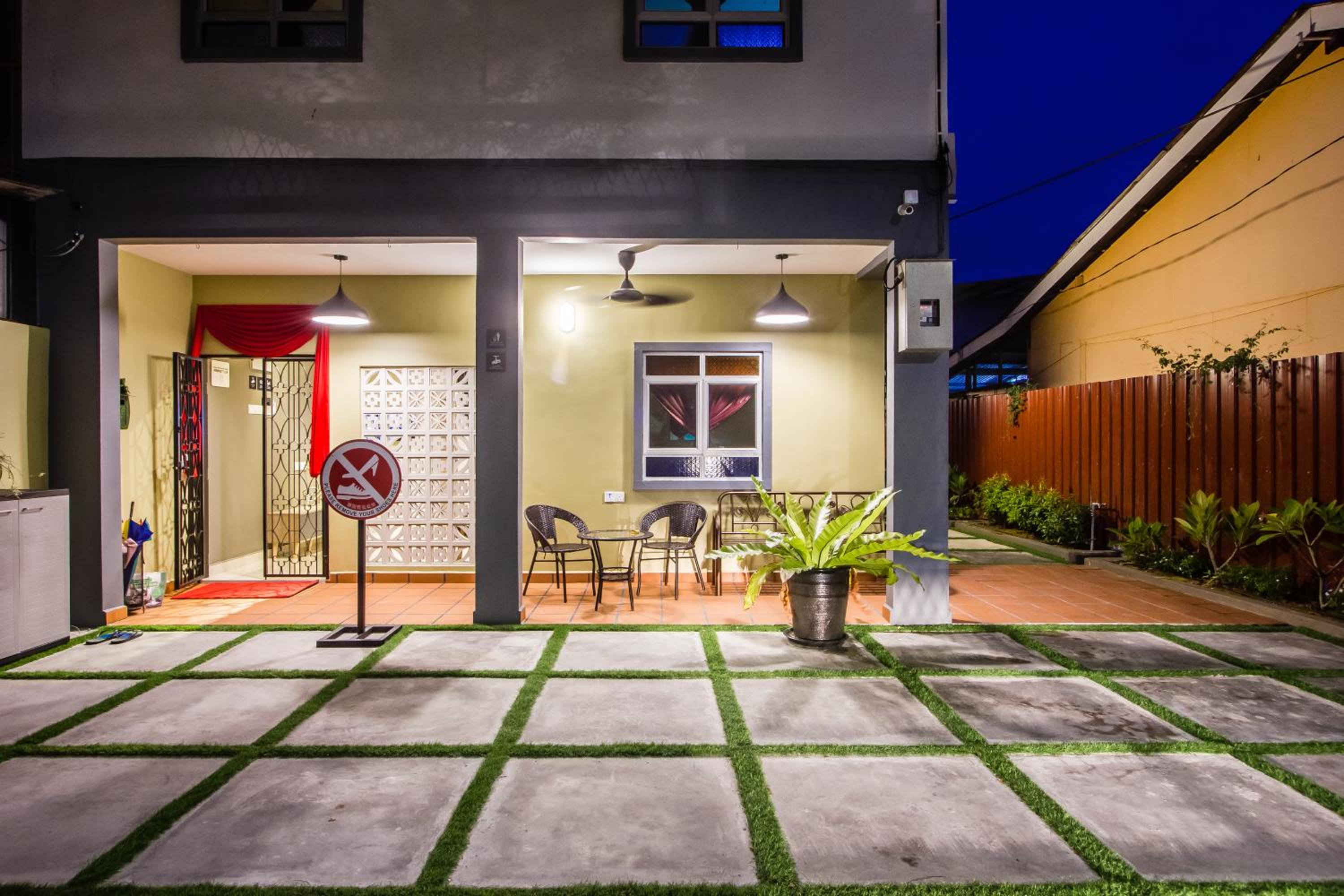 Five-Bedroom House photo 1