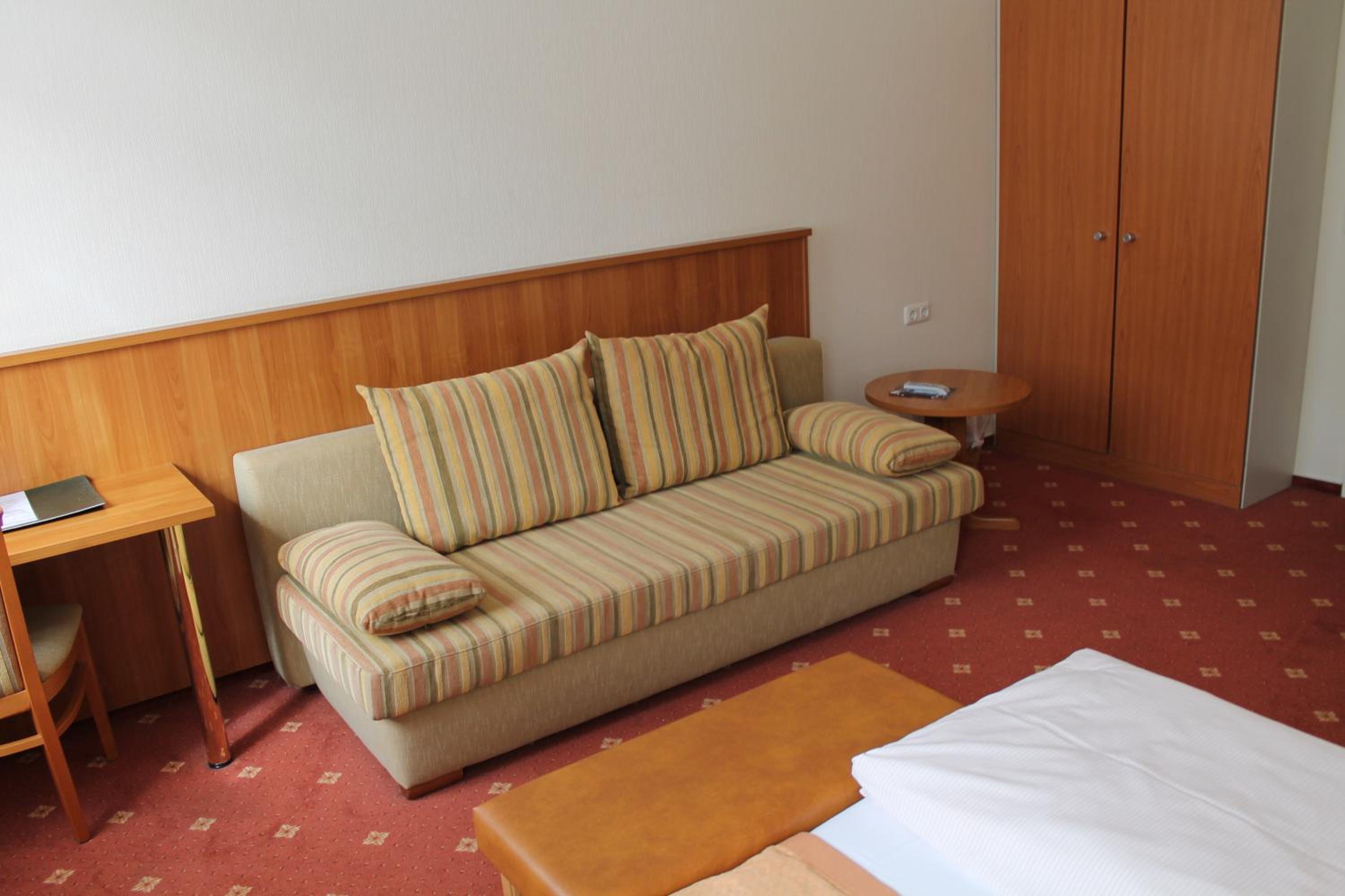 Family Room (2 Adults + 2 Children) - Photo 2