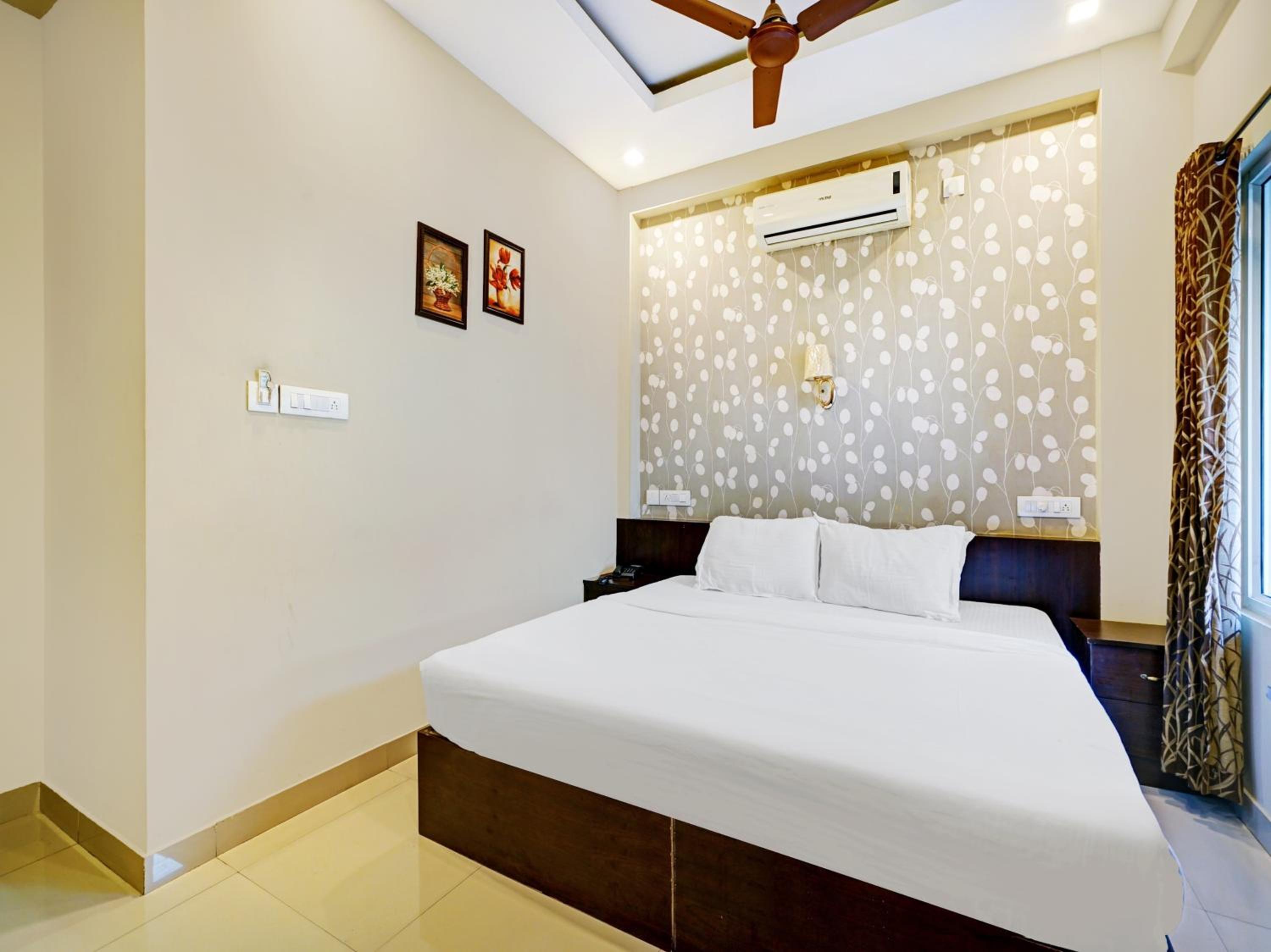 Deluxe Double Room (2 Adults + 1 Child) photo 2