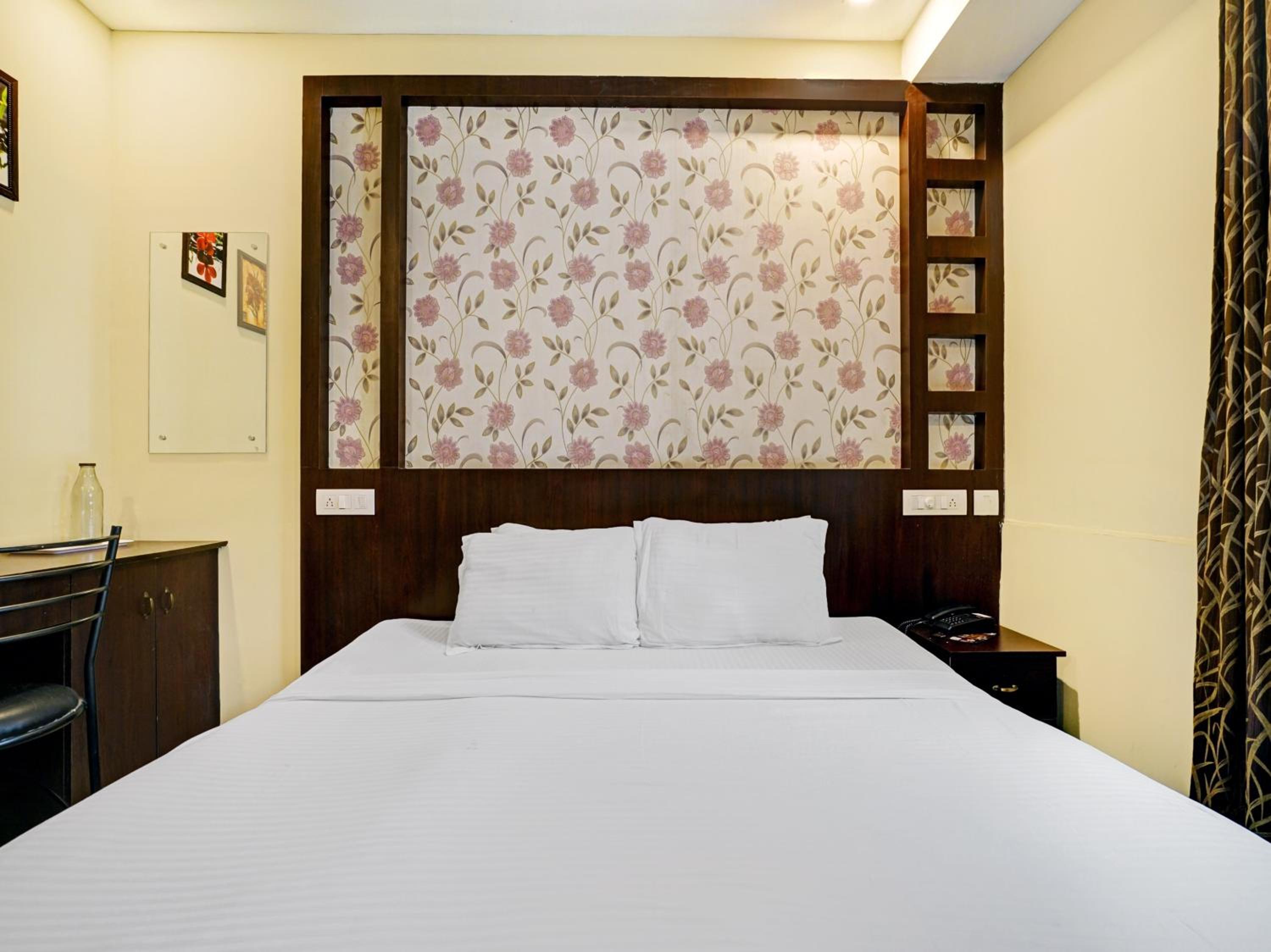 Single Room with Bathroom photo 1