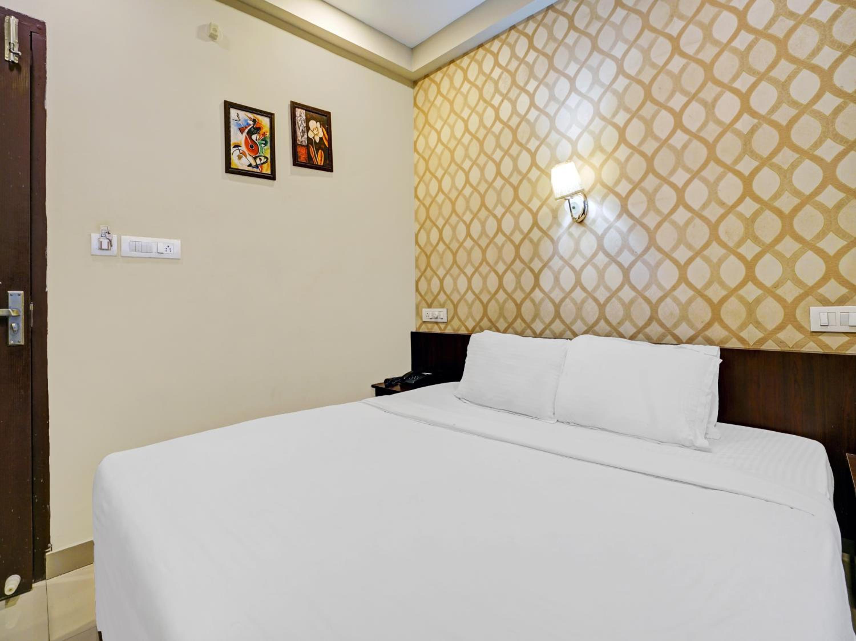 Single Room with Bathroom photo 2