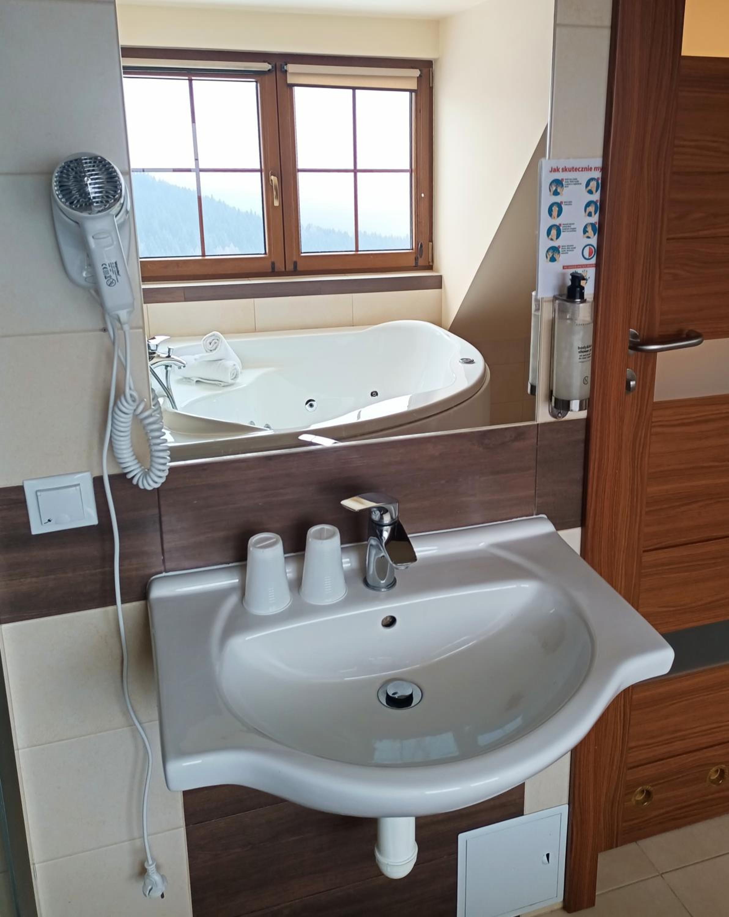 Deluxe Double Room - Photo 16