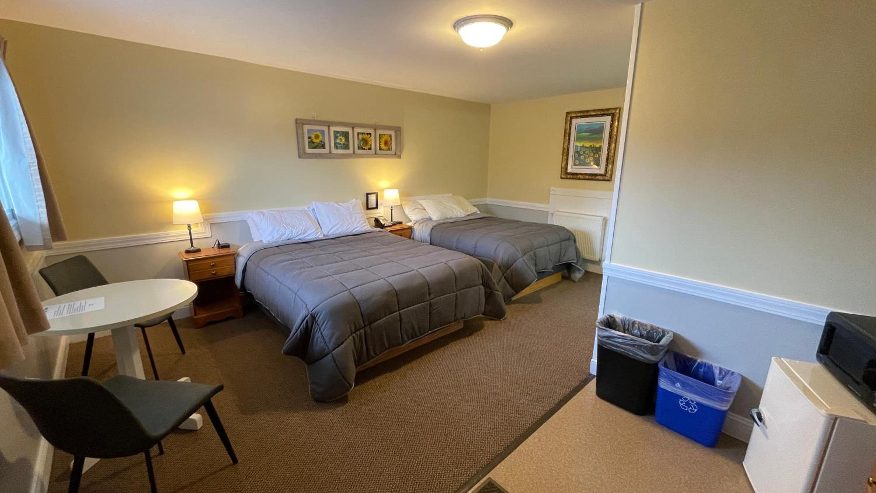 Queen Room - No Pets Allowed photo 2