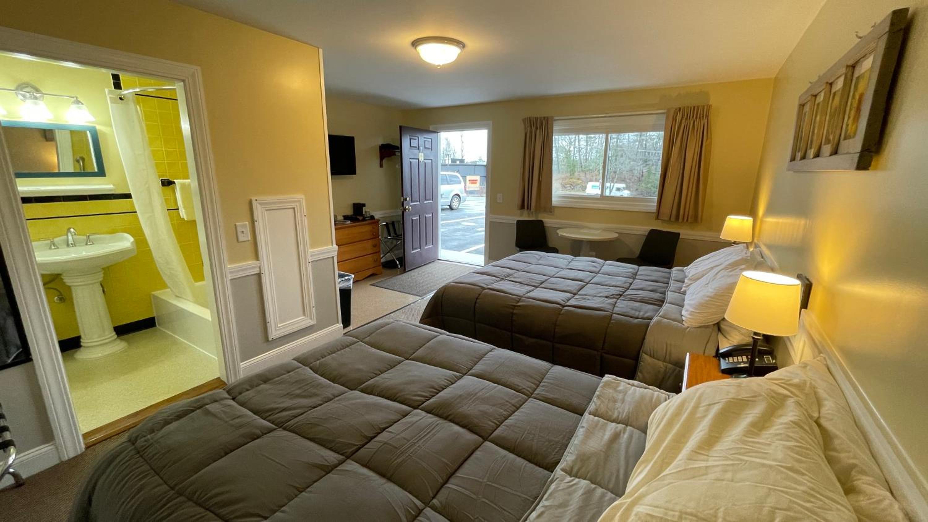 Queen Room - No Pets Allowed photo 1