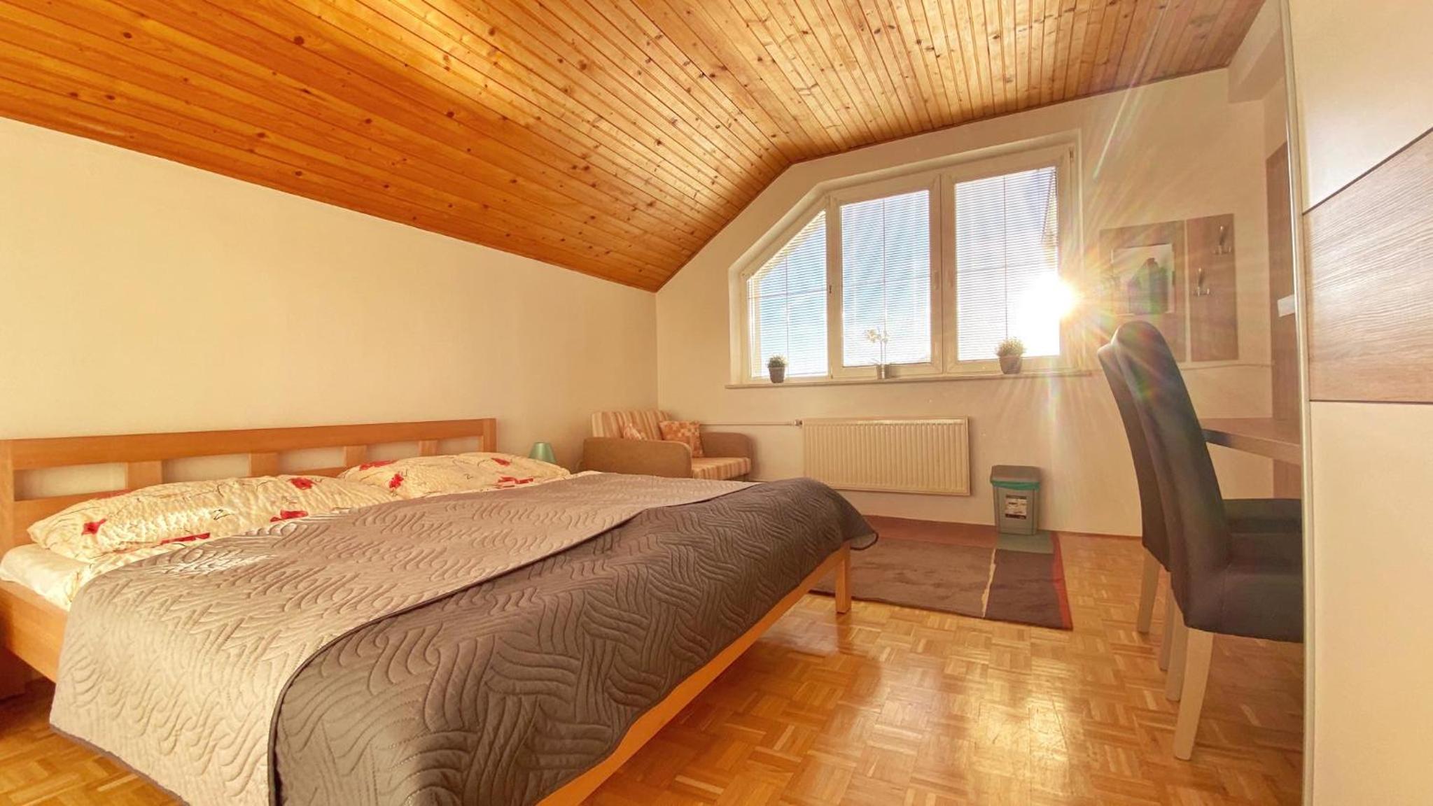 Five-Bedroom House photo 1