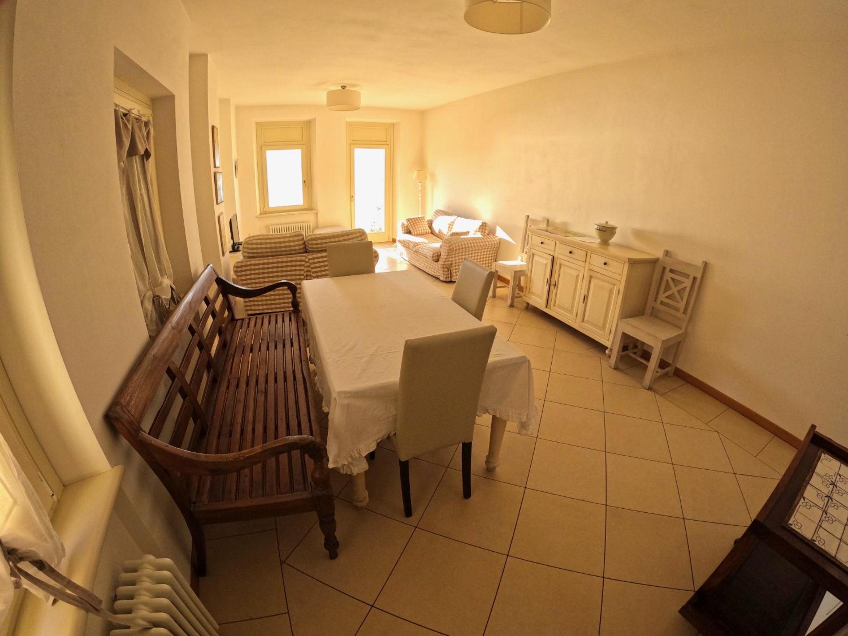 Deluxe Two-Bedroom Apartment with Balcony and Lake View photo 2