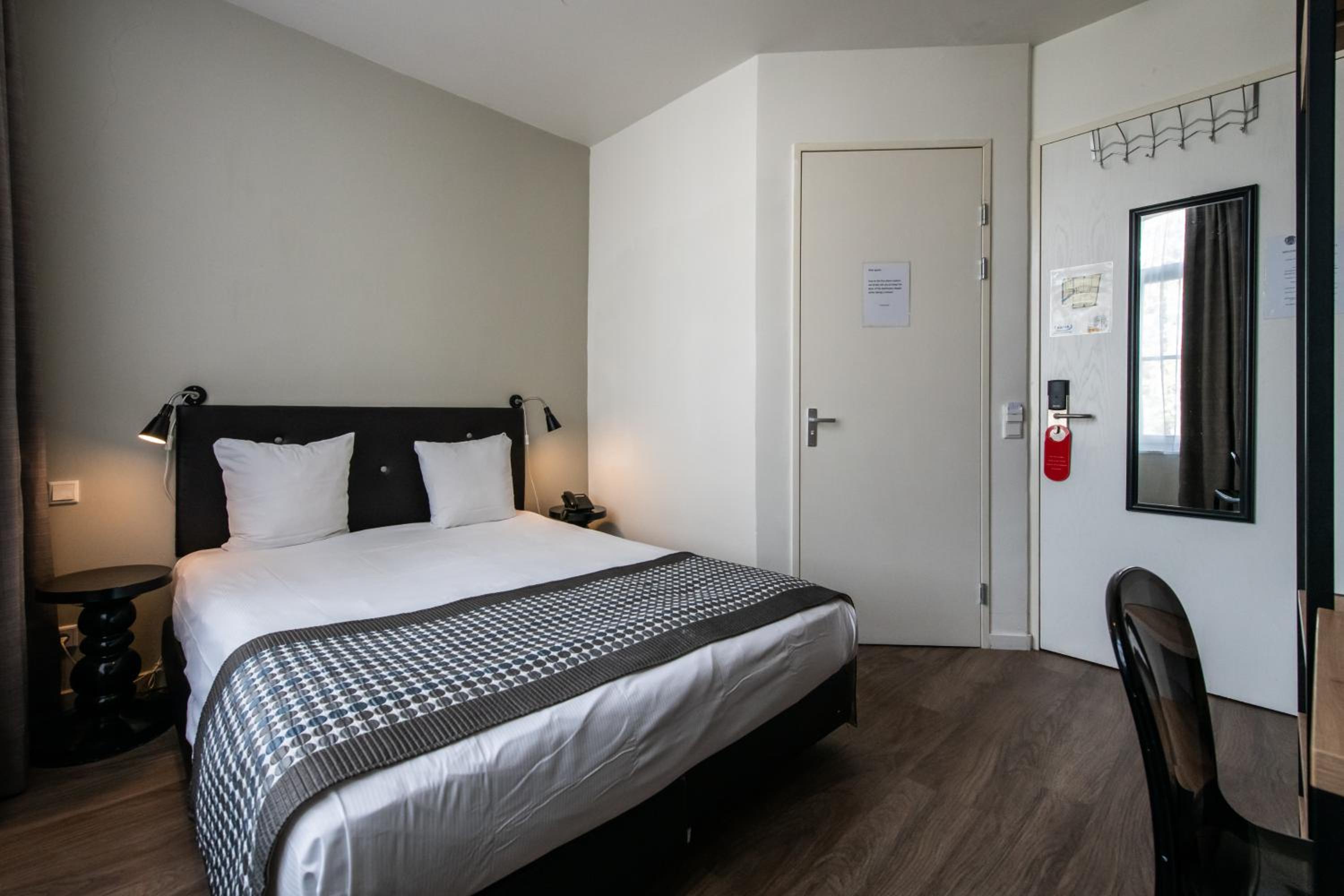 Standard Double Room thumbnail 5