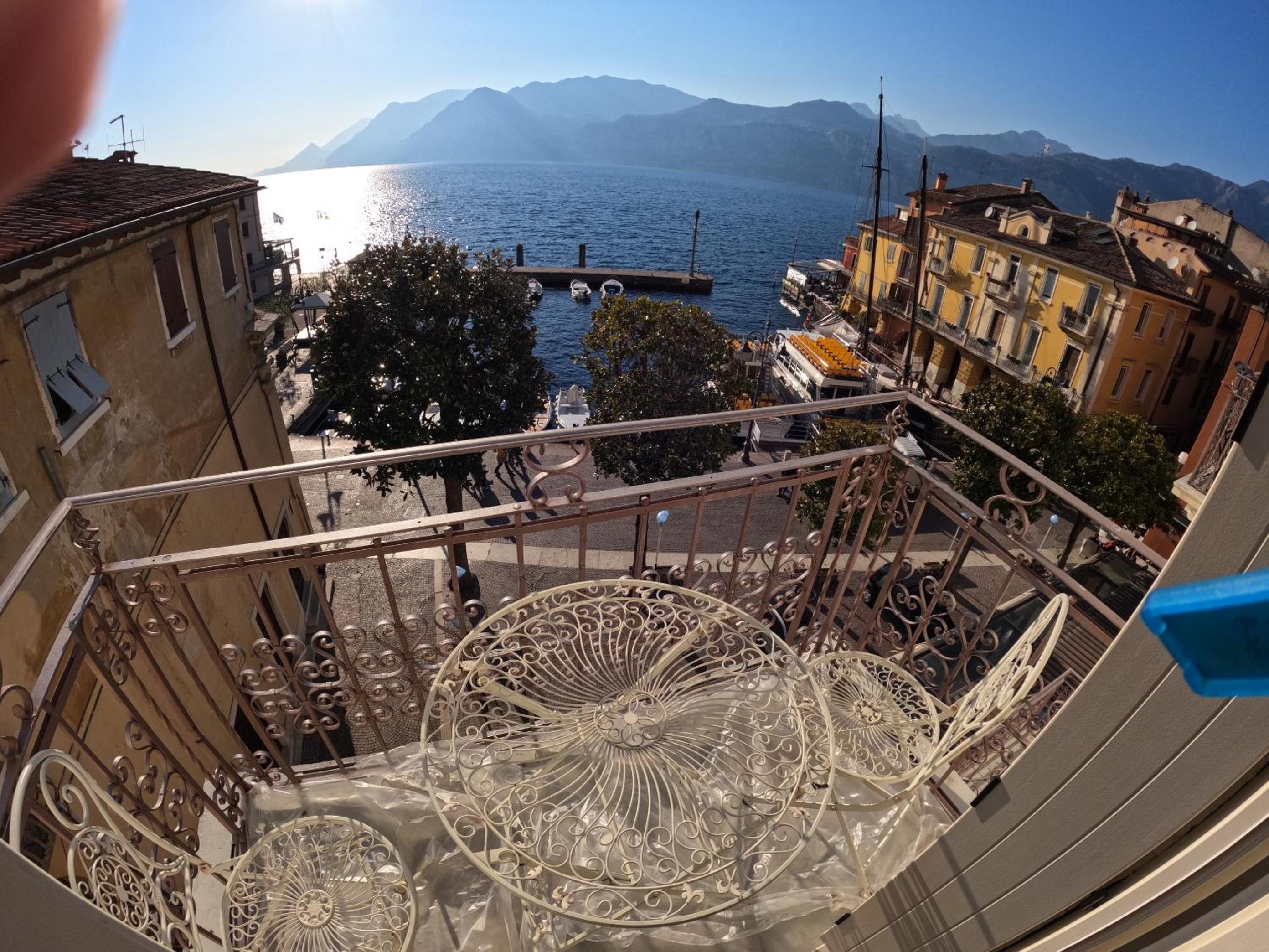 Deluxe Two-Bedroom Apartment with Balcony and Lake View photo 3