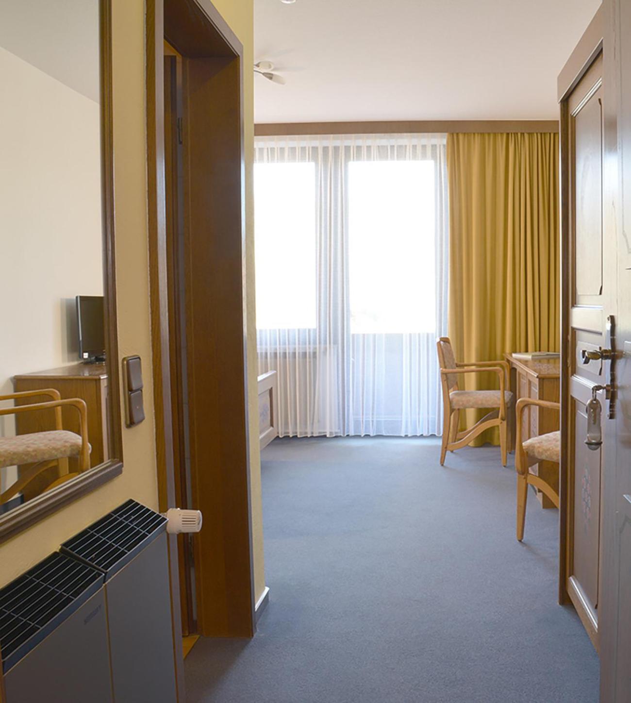 Double Room with Balcony - Photo 8