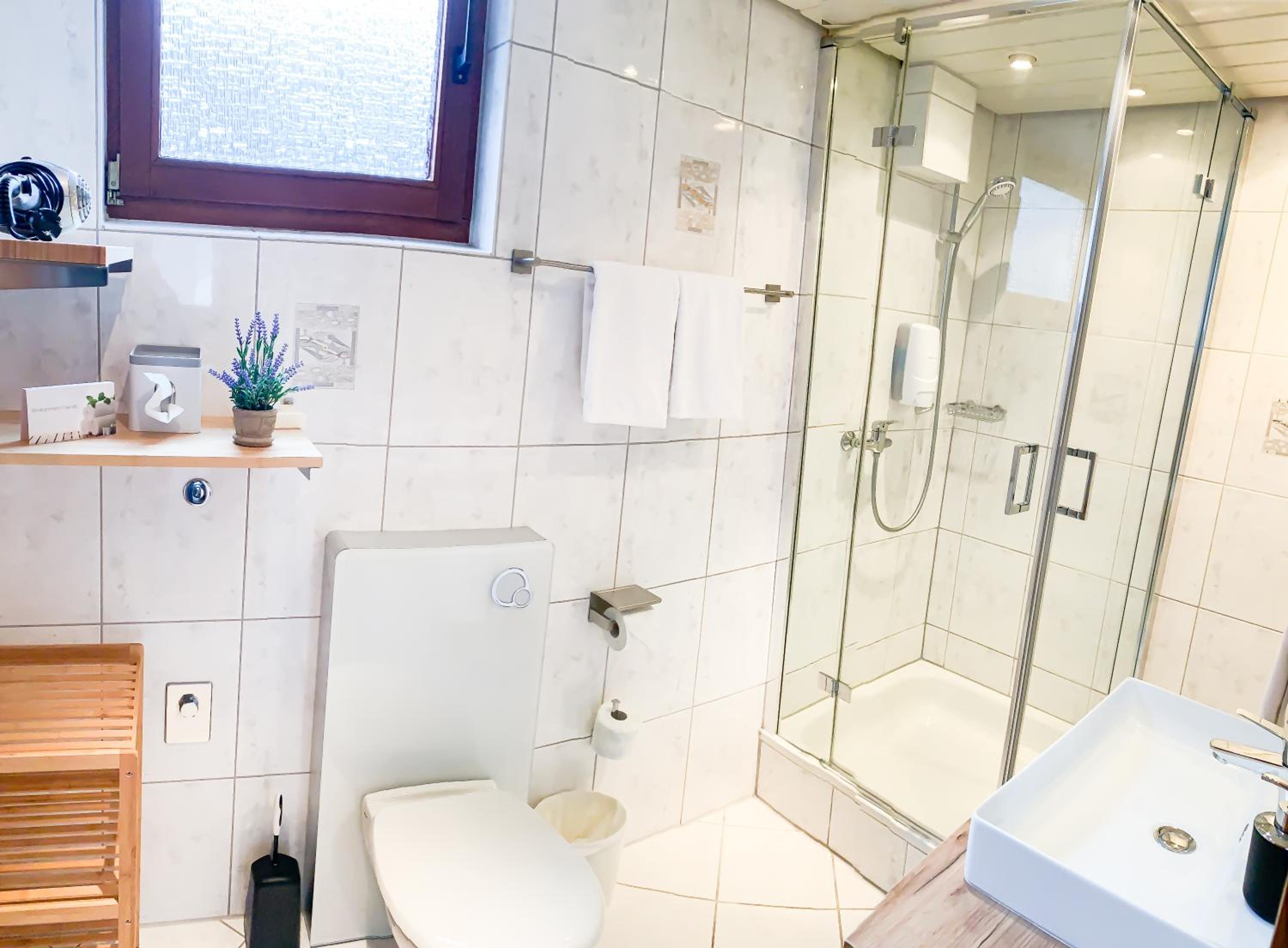 Deluxe King Suite - Photo 7
