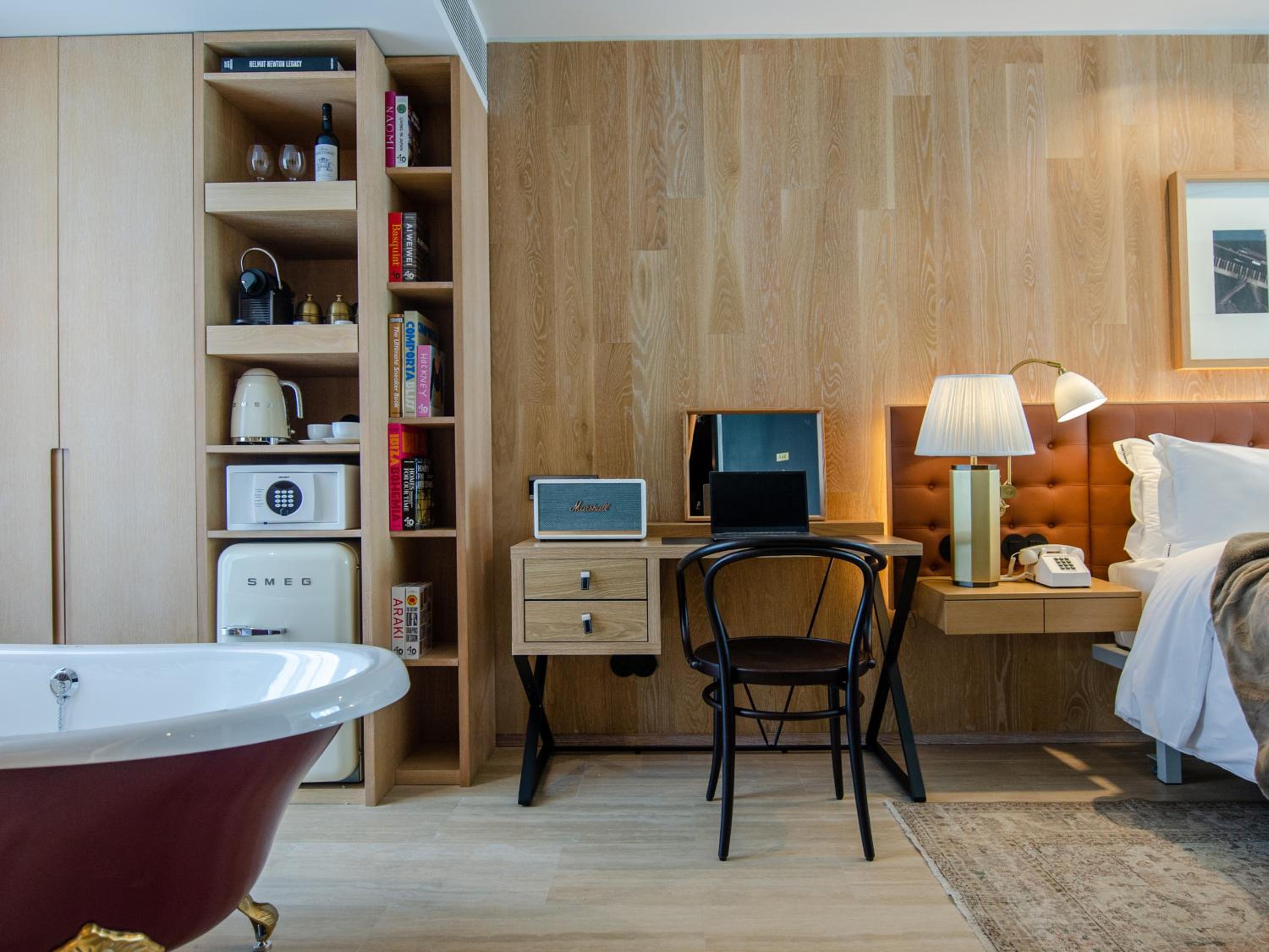 Contemporary Junior Suite - Photo 23