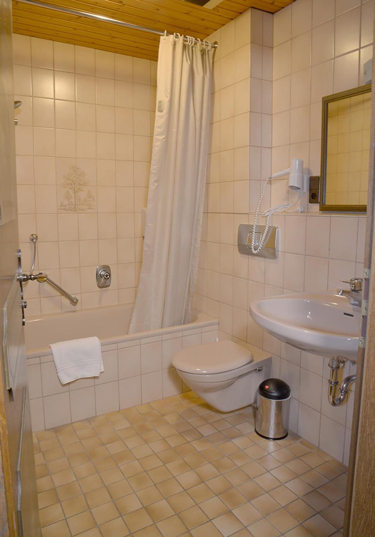Double Room with Balcony - Photo 10