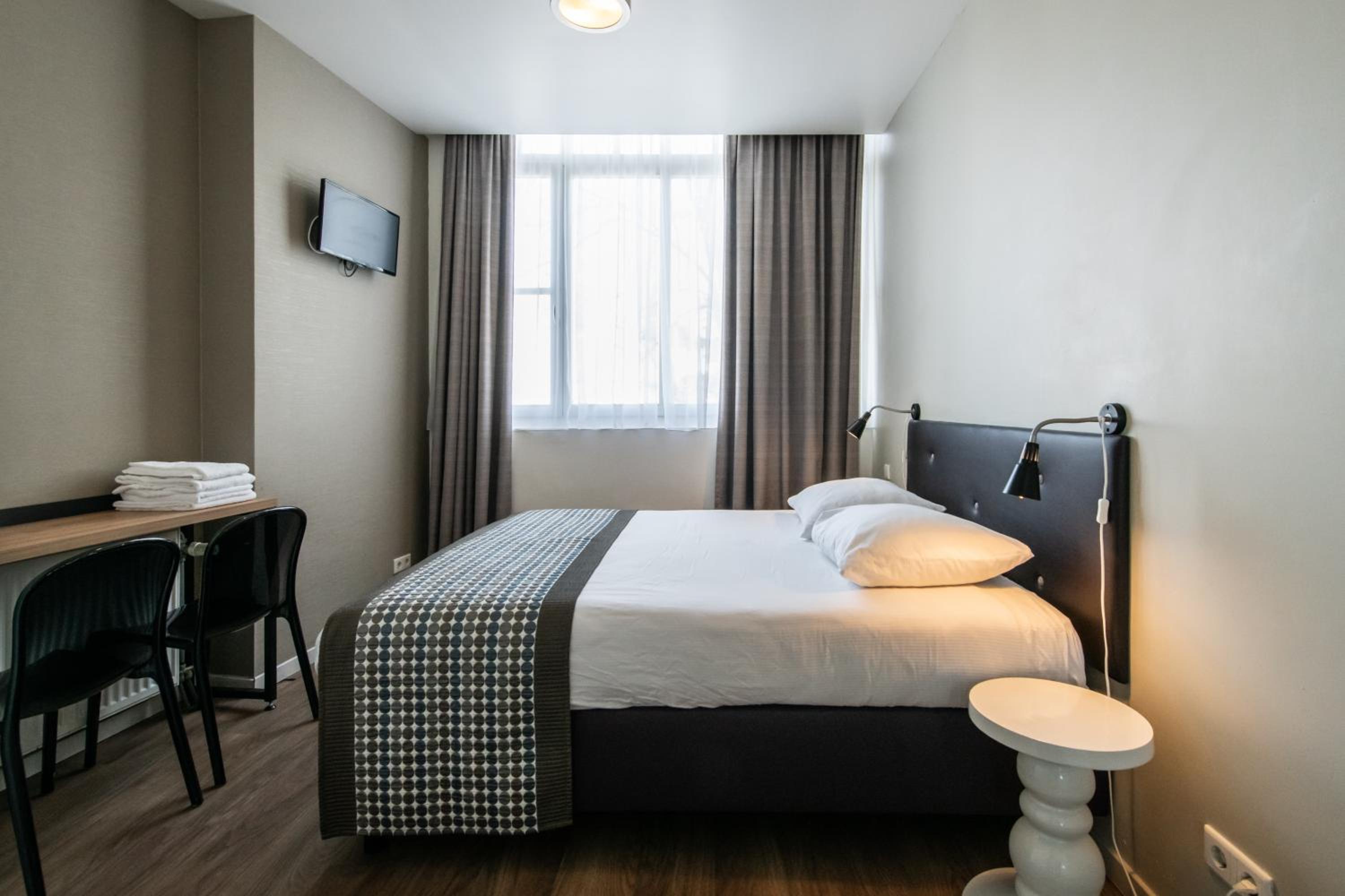 Standard Double Room thumbnail 6