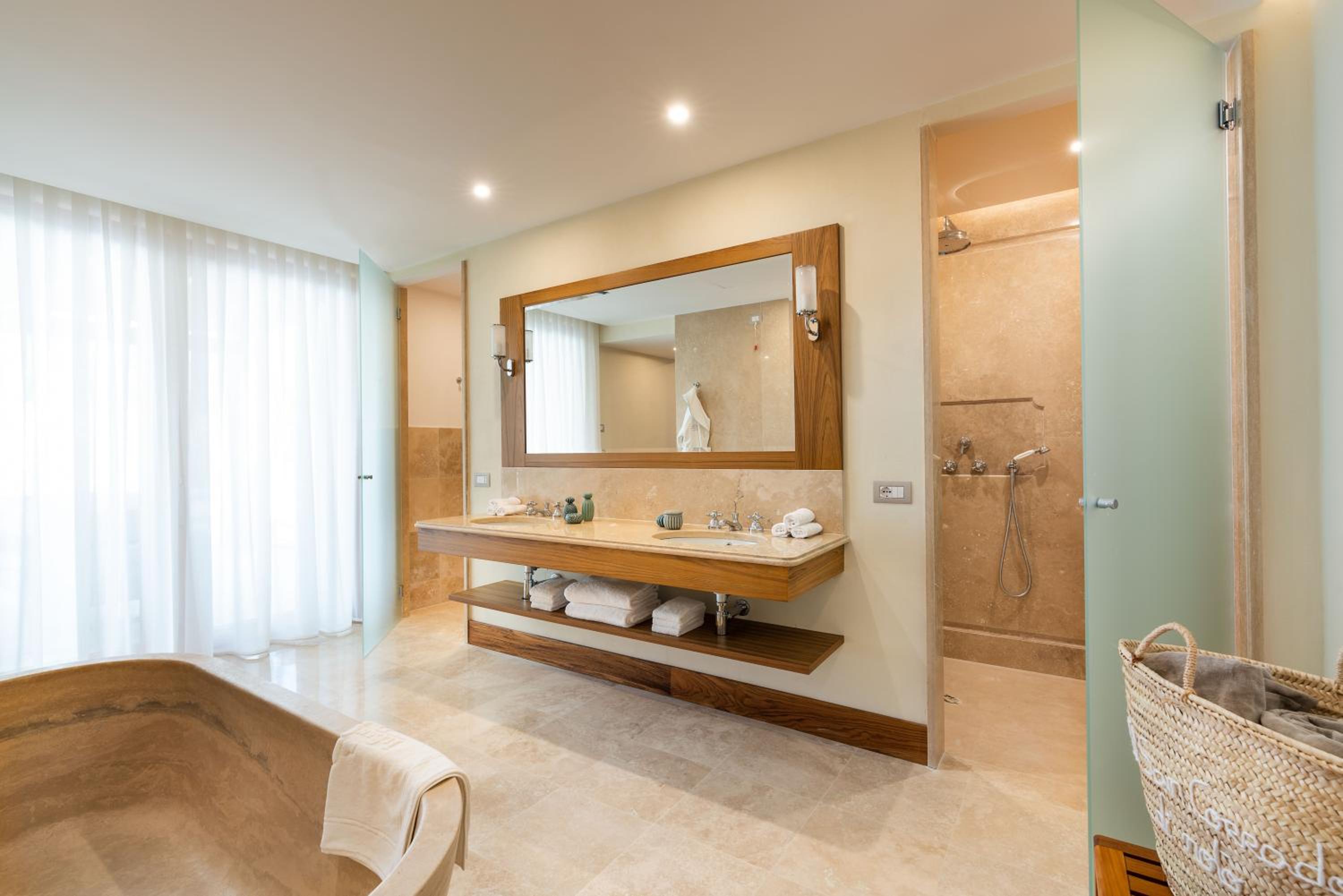 Deluxe Junior Suite - Photo 12