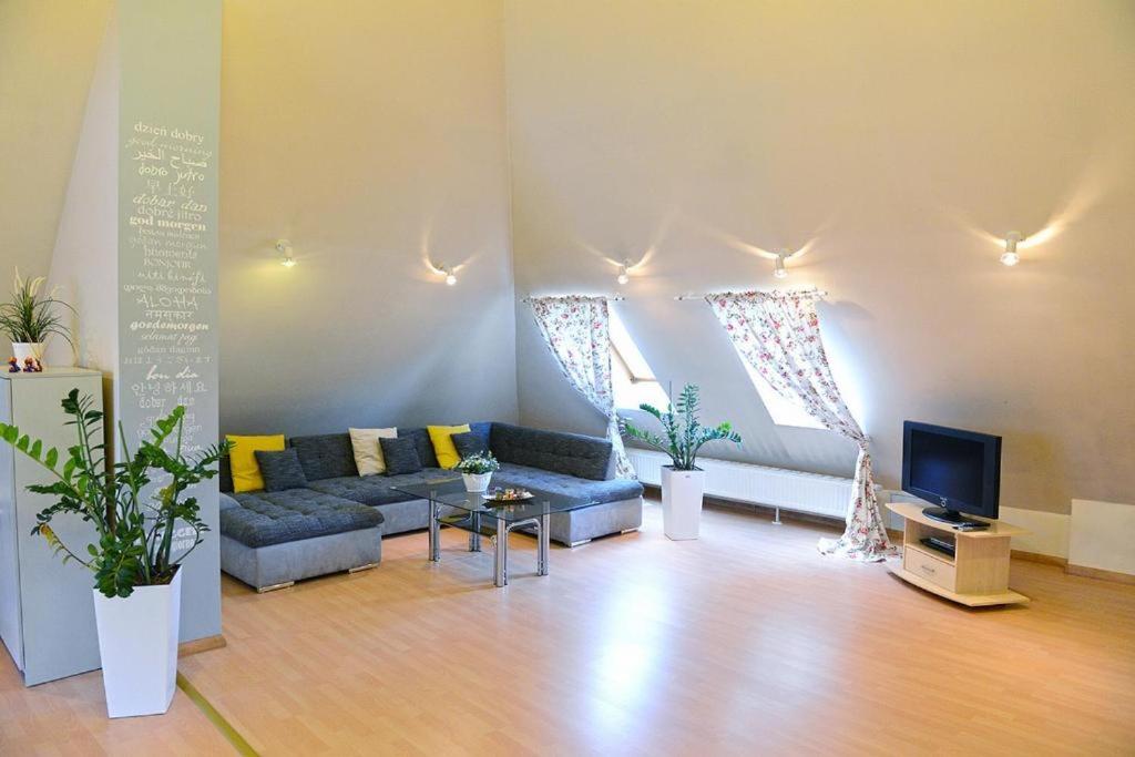 Apartment with Mountain View - Photo 1