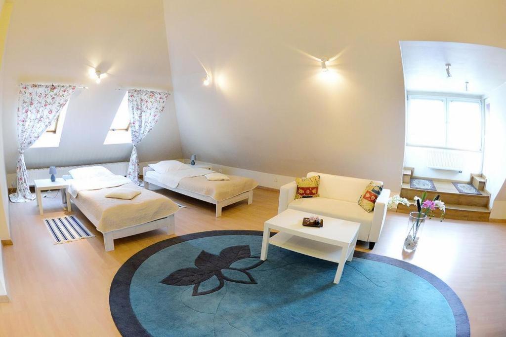 Apartment with Mountain View - Photo 2