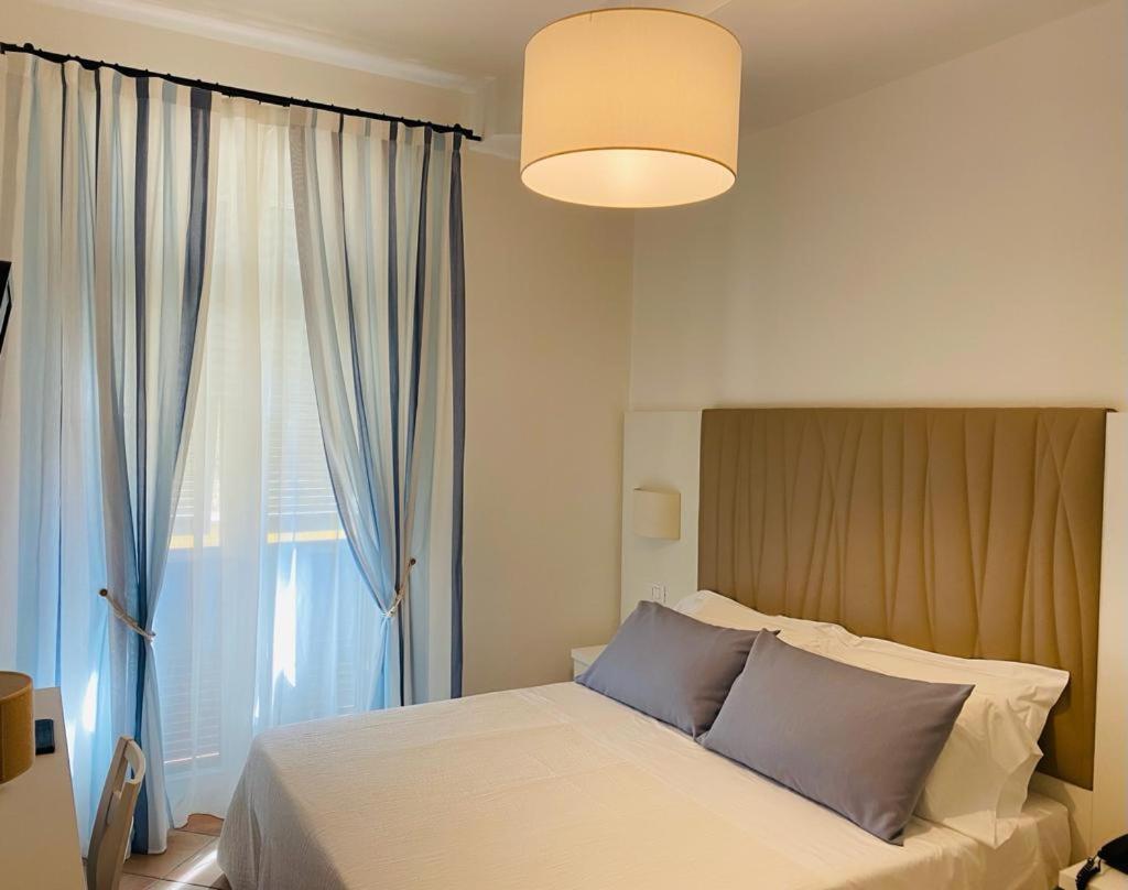 Standard Double or Twin Room - Photo 7